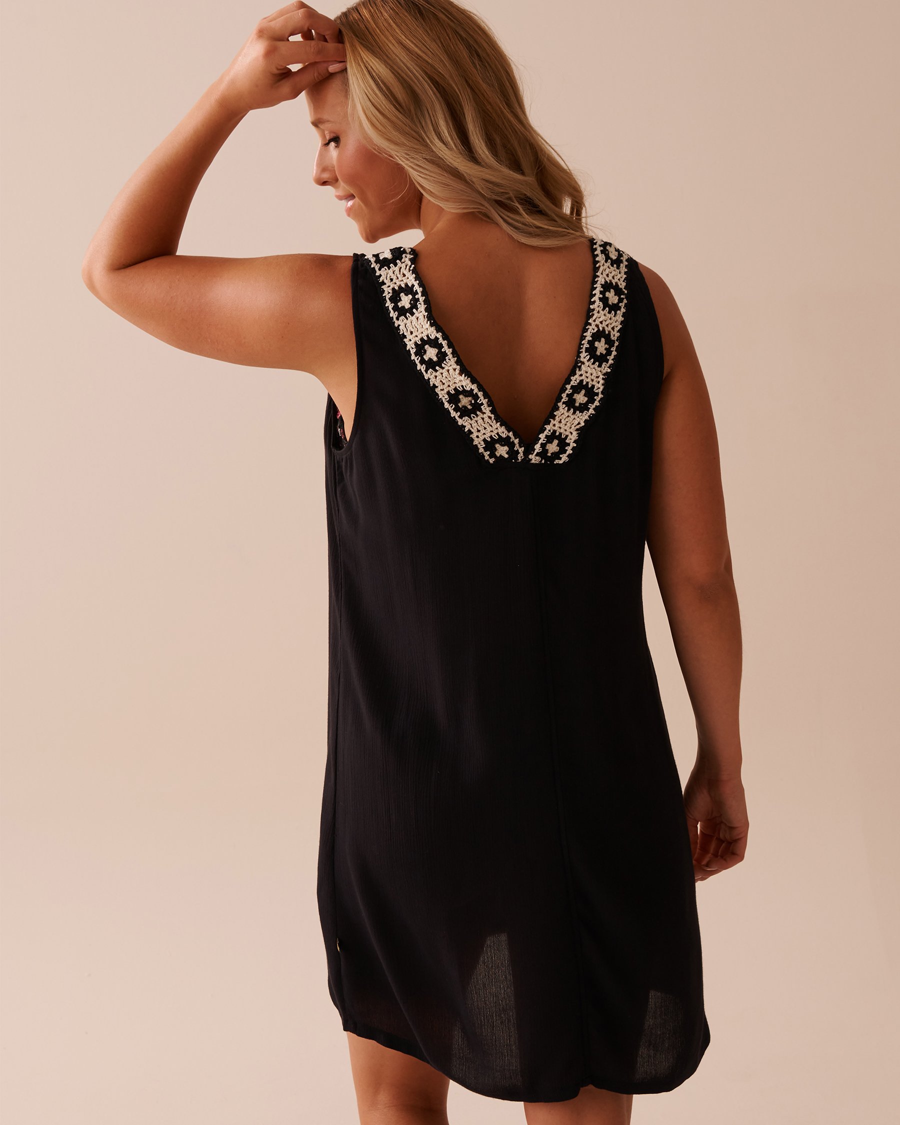 LA VIE EN ROSE AQUA Robe courte avec détails en macramé Noir 80300094 - View2