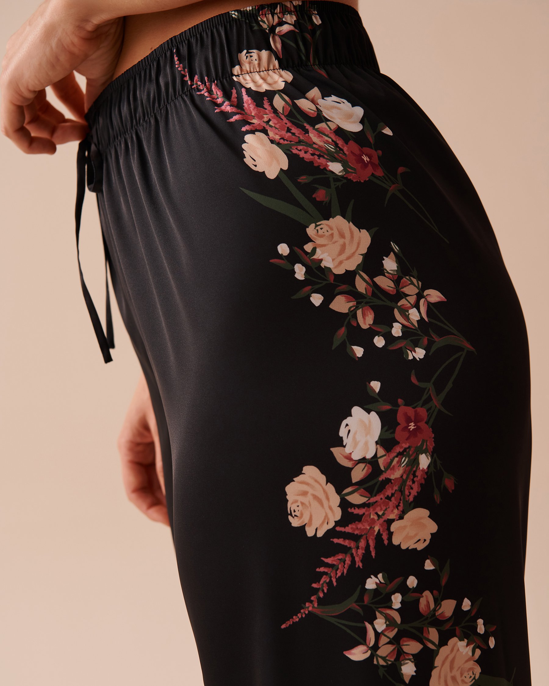 LA VIE EN ROSE Black Bouquet Satin Pants Black Bouquet 60200103 - View2