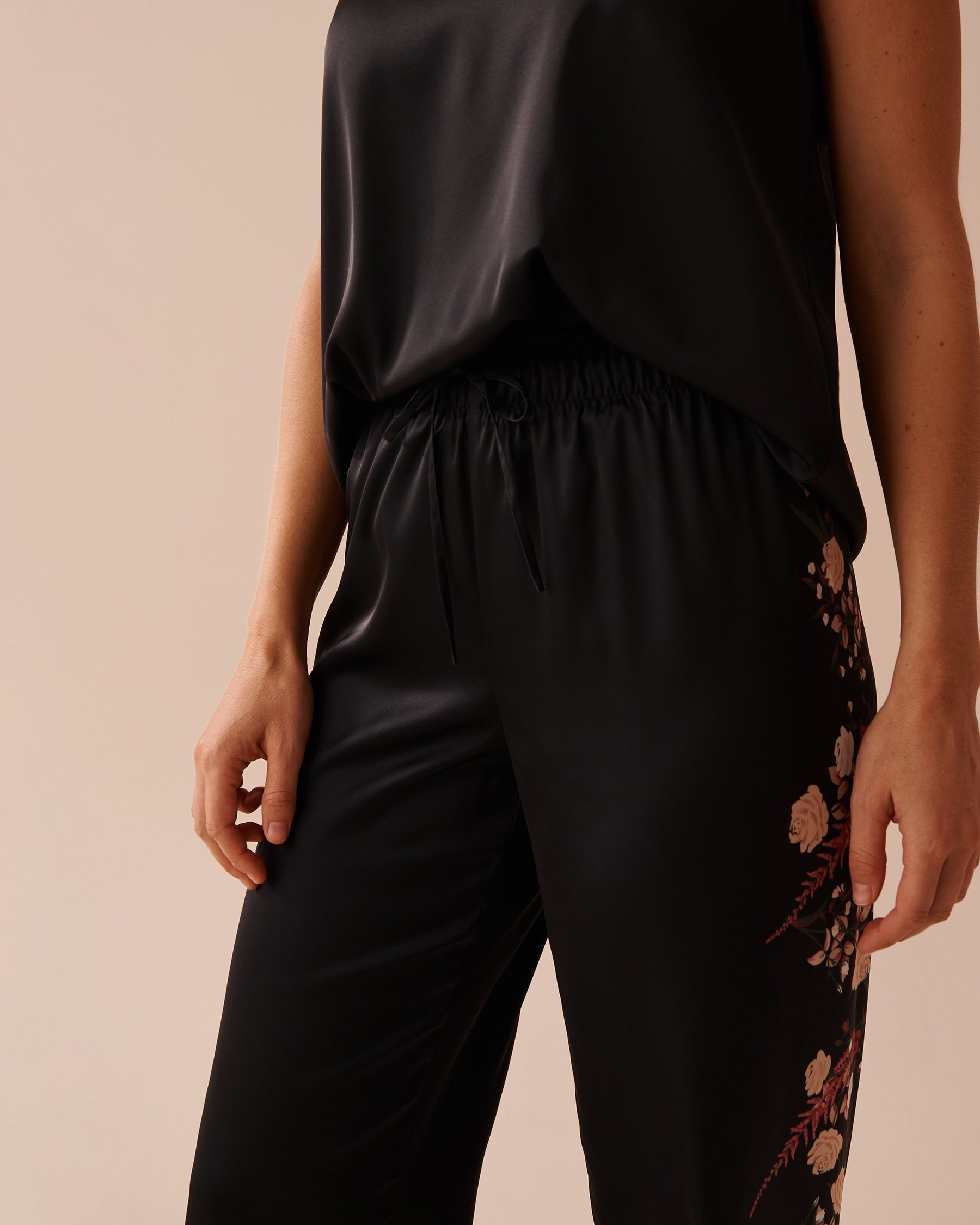 LA VIE EN ROSE Black Bouquet Satin Pants Black Bouquet 60200103 - View4