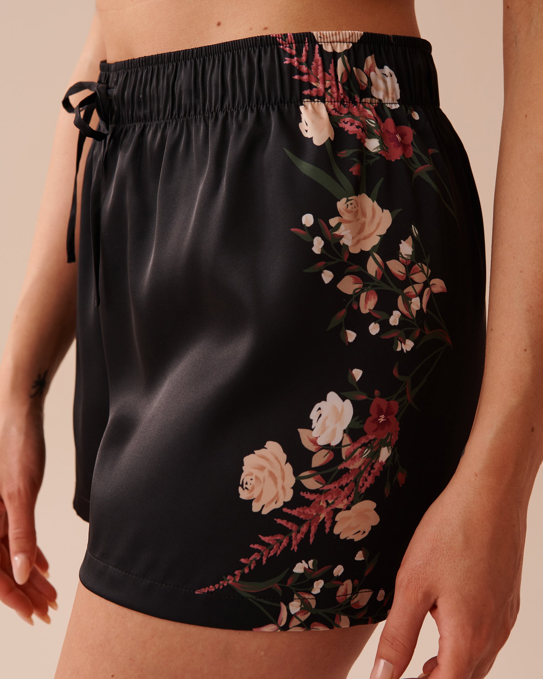 LA VIE EN ROSE Black Bouquet Satin Shorts Black Bouquet 60200104 - View2