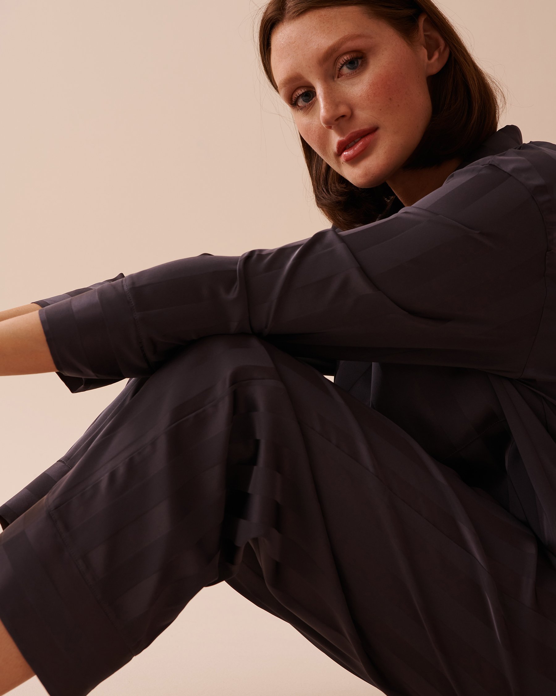 LA VIE EN ROSE Ensemble pyjama en satin jacquard à rayures Anthracite 60400041 - View4