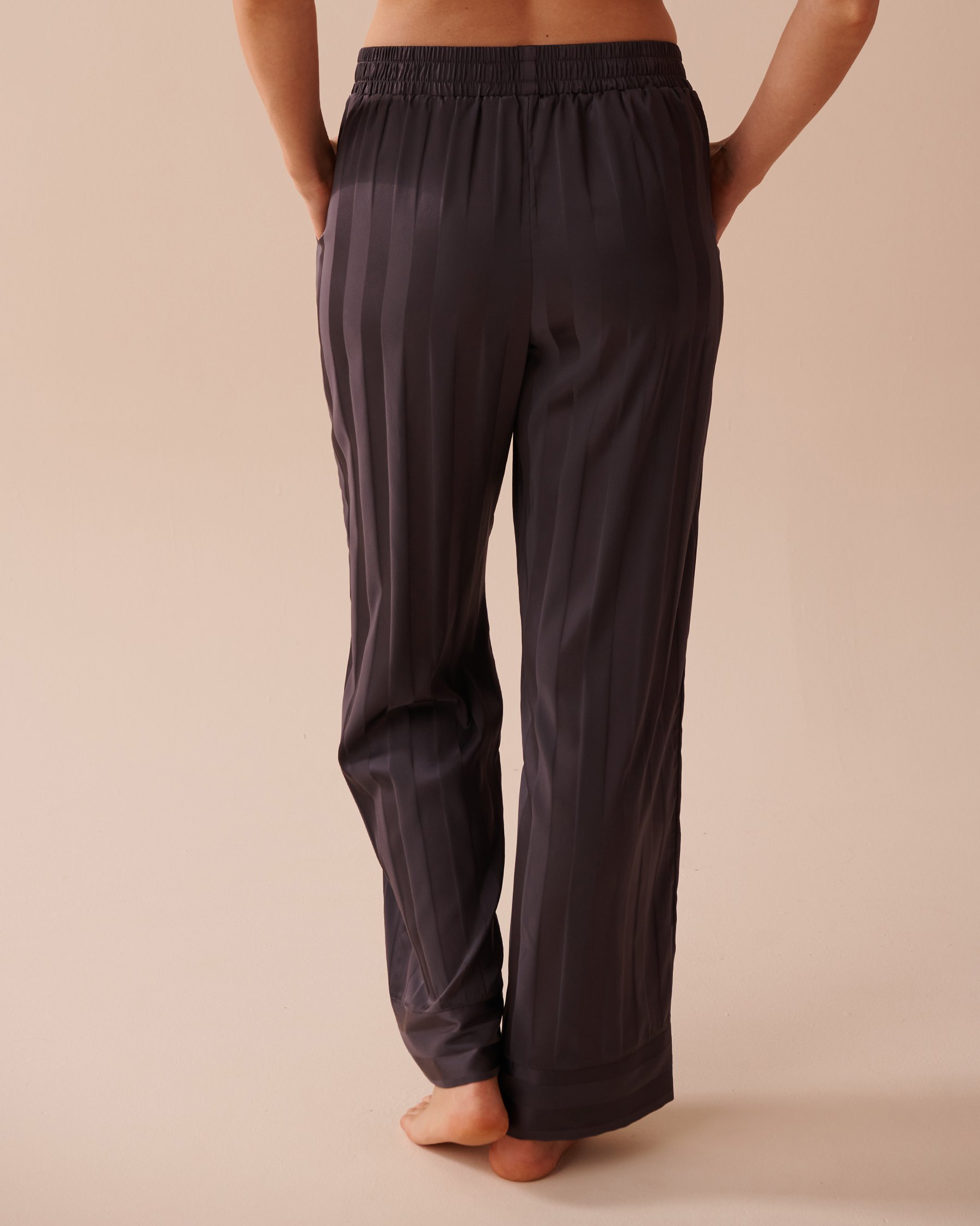 LA VIE EN ROSE Ensemble pyjama en satin jacquard à rayures Anthracite 60400041 - View6