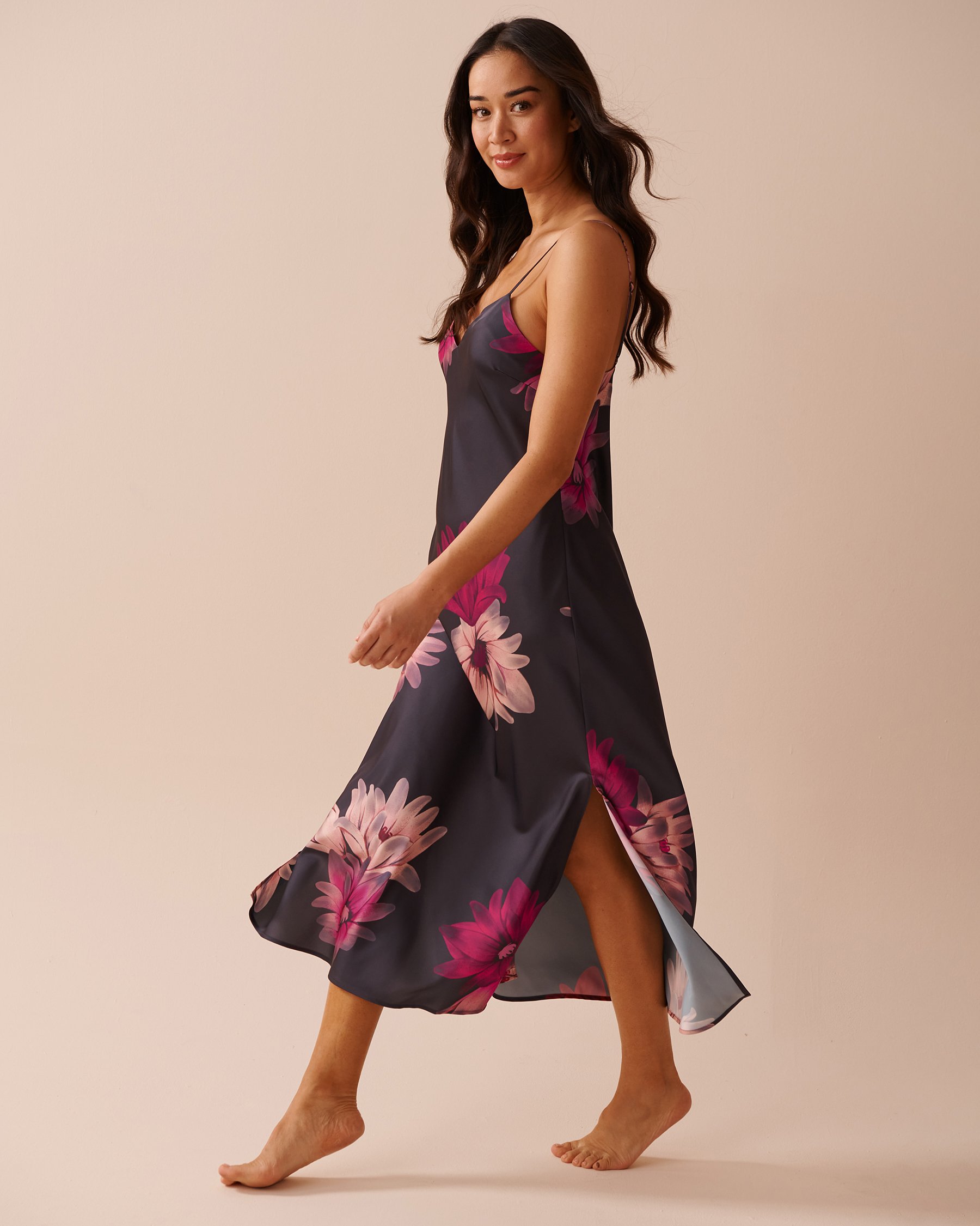 LA VIE EN ROSE Nuisette longue en satin à imprimé floral Jardin secret 60500150 - Voir1