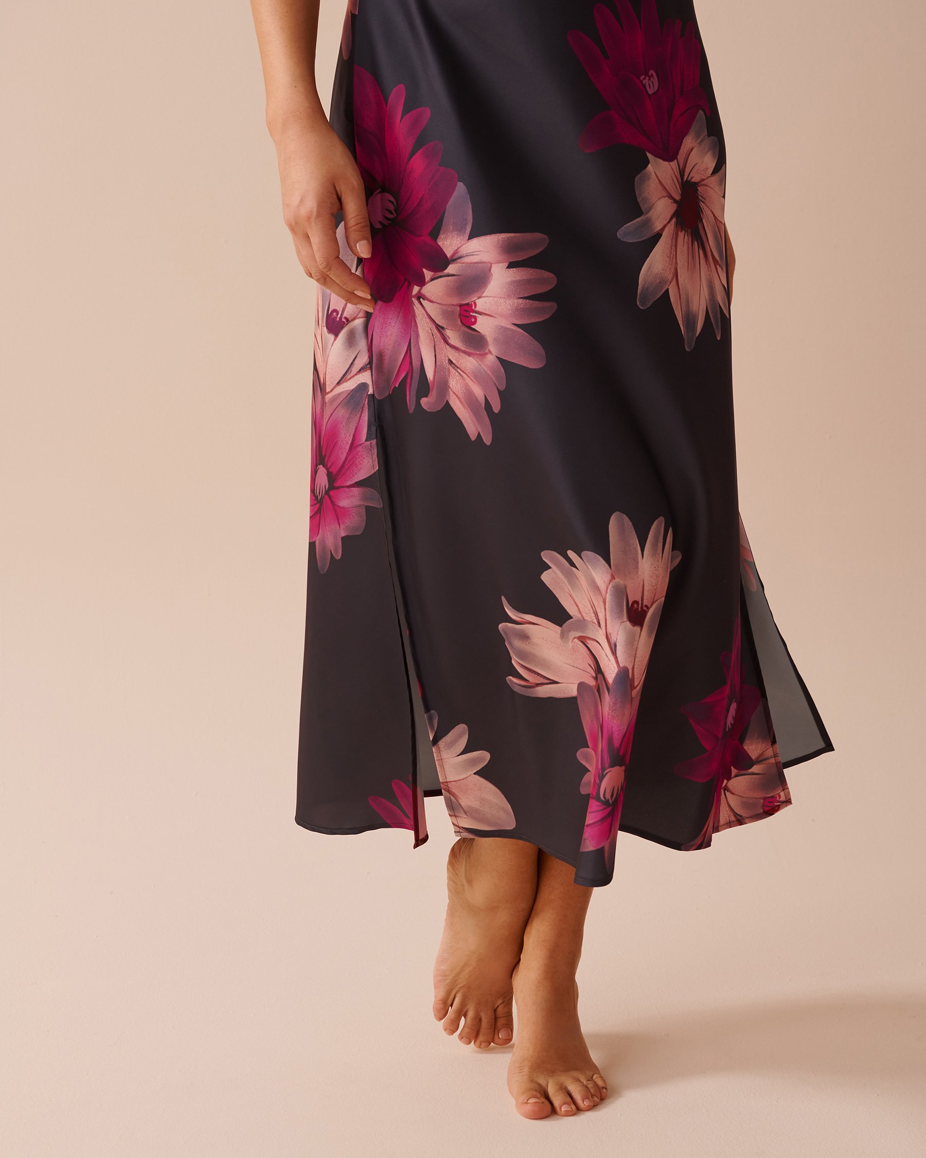 LA VIE EN ROSE Nuisette longue en satin à imprimé floral Jardin secret 60500150 - Voir3