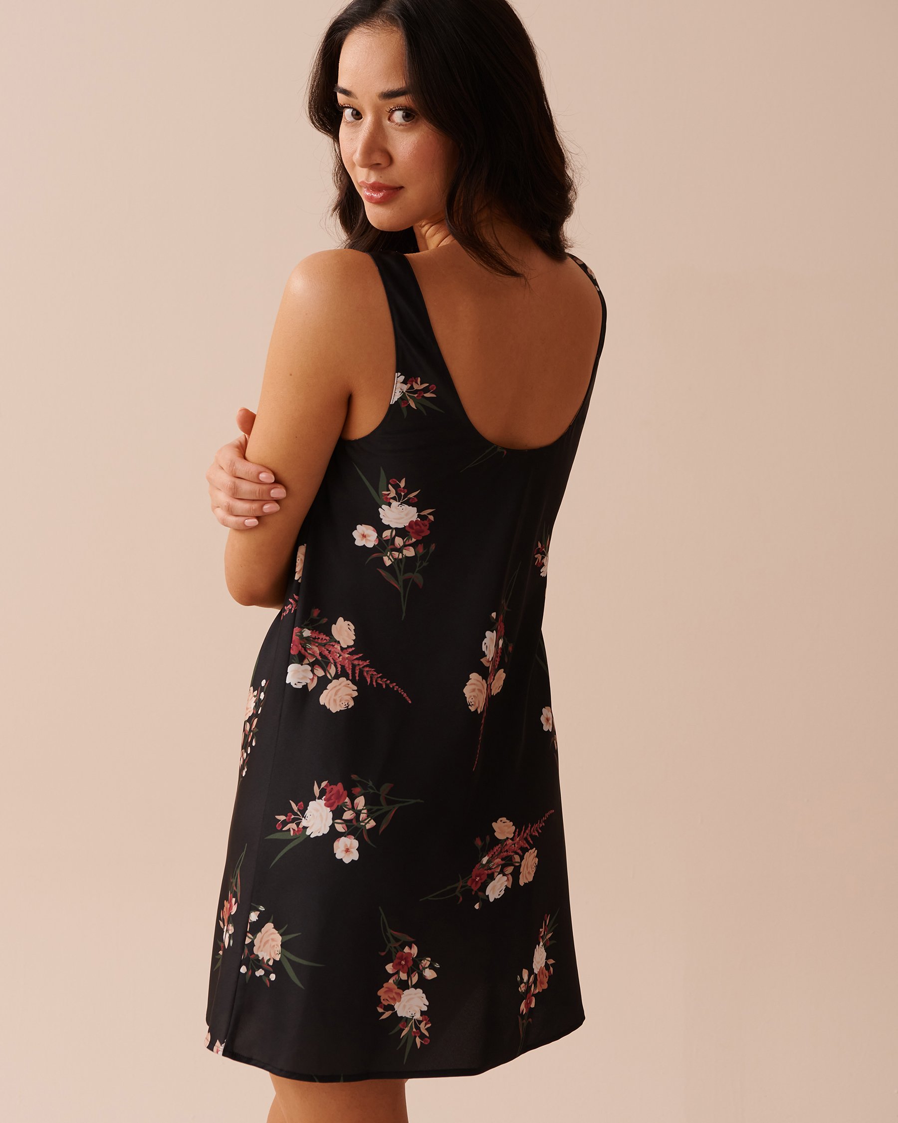 LA VIE EN ROSE Nuisette en satin bouquet de fleurs Bouquet noir 60500152 - Voir2