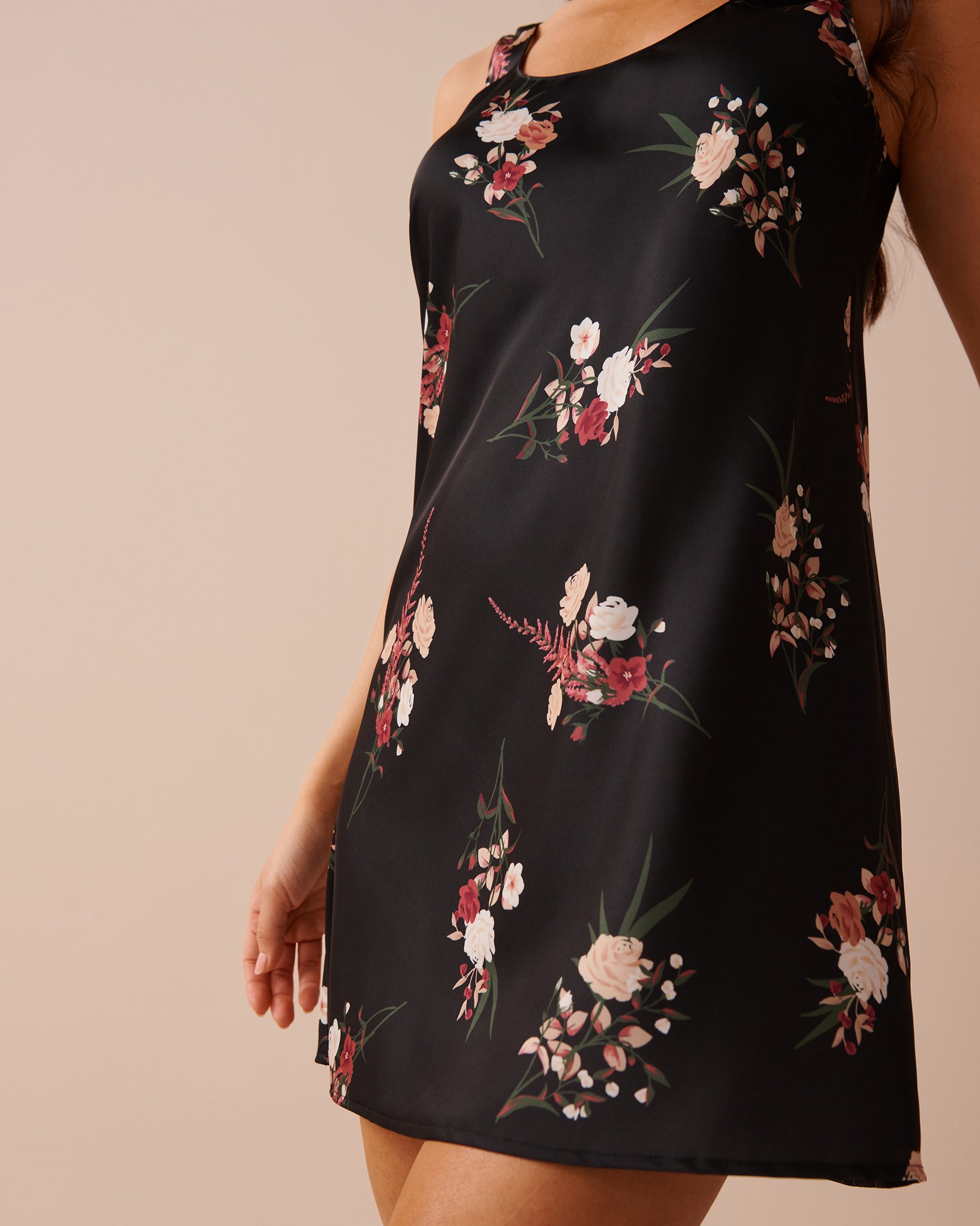 LA VIE EN ROSE Nuisette en satin bouquet de fleurs Bouquet noir 60500152 - Voir3