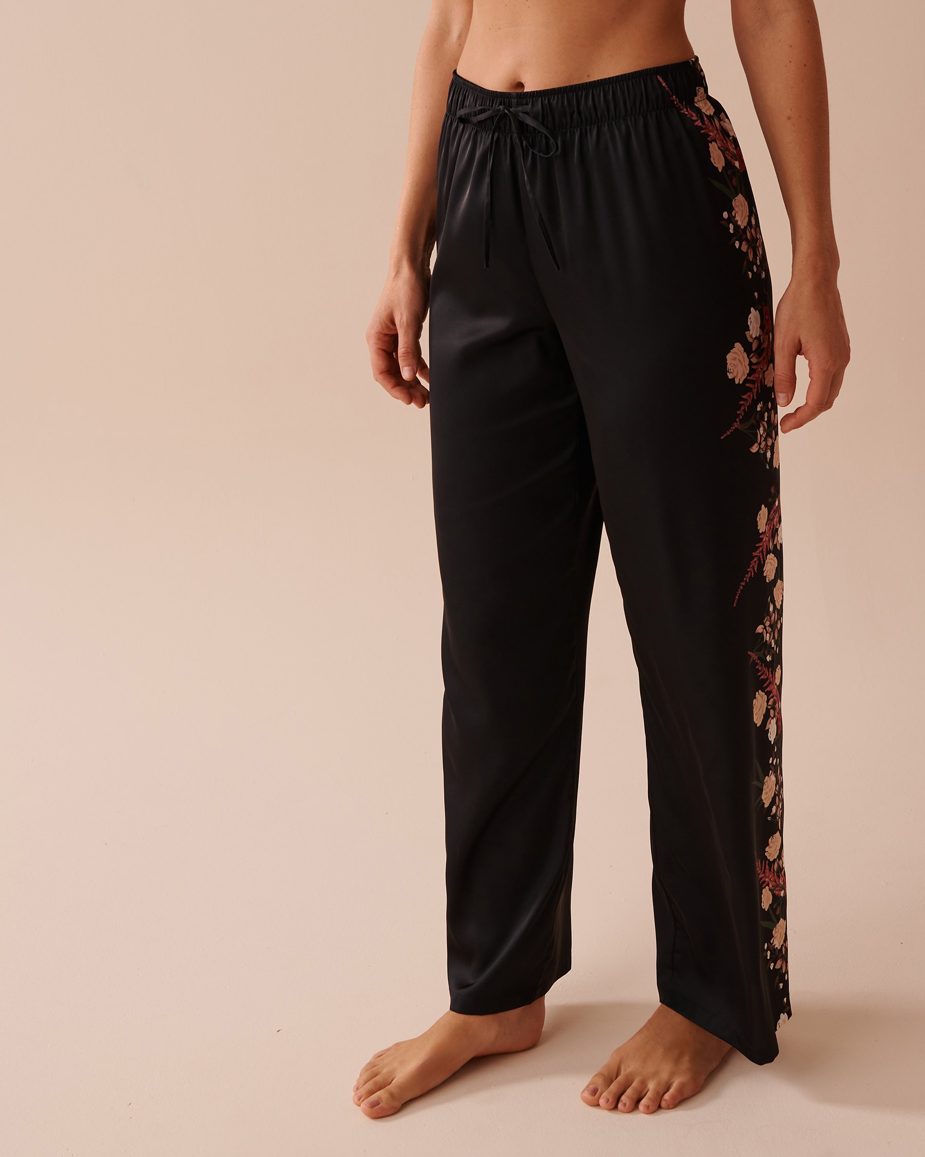 LA VIE EN ROSE Pantalon en satin bouquet de fleurs Bouquet noir 60200103 - View1