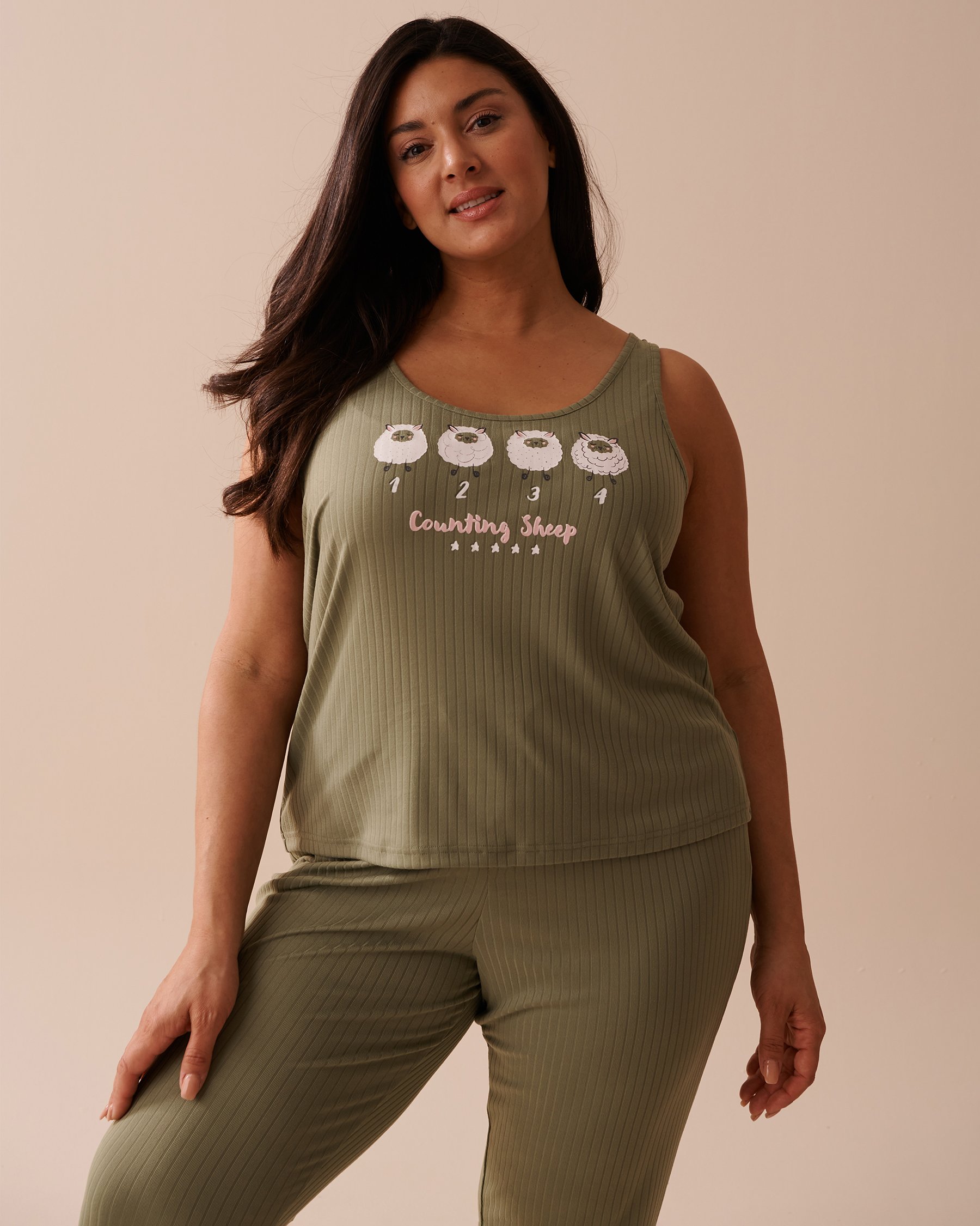 LA VIE EN ROSE Camisole en jersey côtelé imprimé mouton Vert olive 40100592 - View1