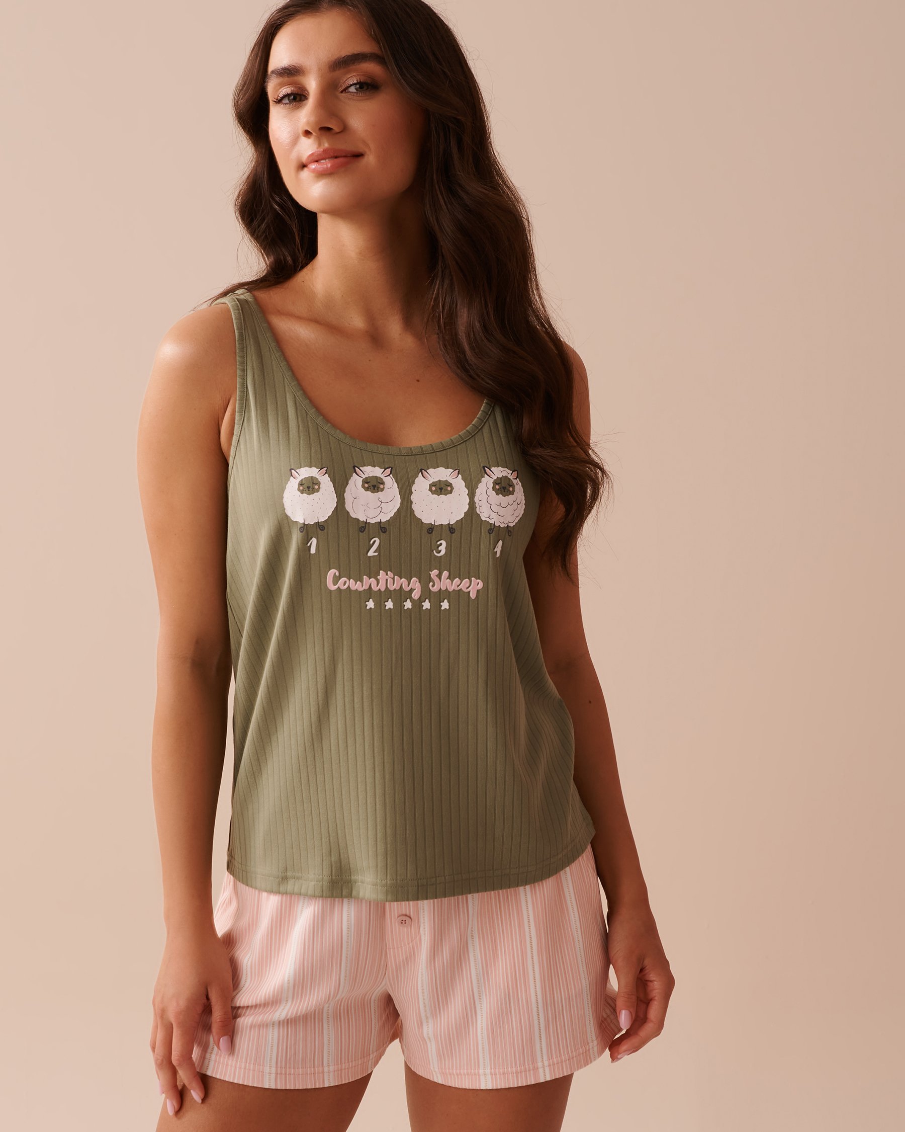 LA VIE EN ROSE Camisole en jersey côtelé imprimé mouton Vert olive 40100592 - View4