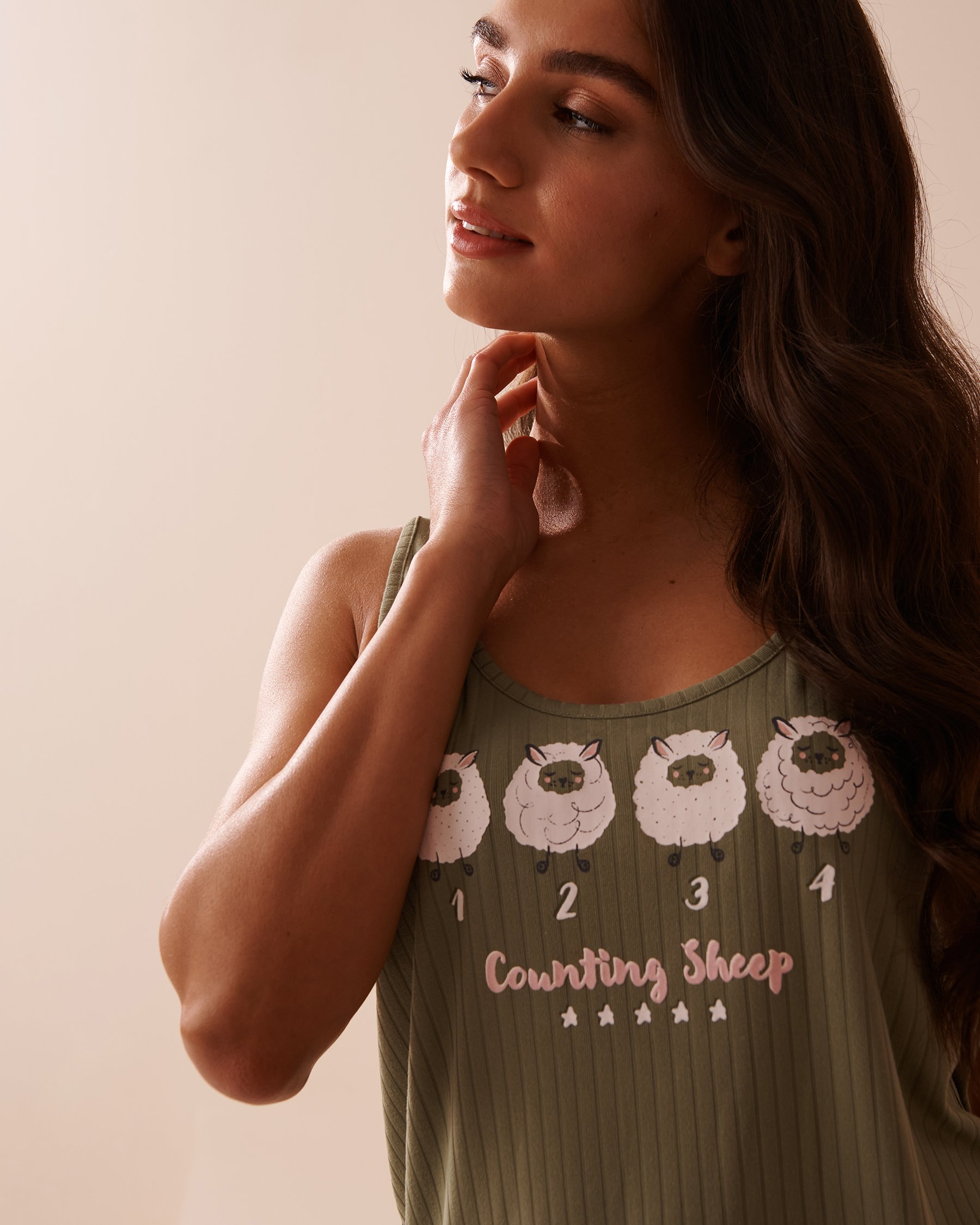 LA VIE EN ROSE Camisole en jersey côtelé imprimé mouton Vert olive 40100592 - View6