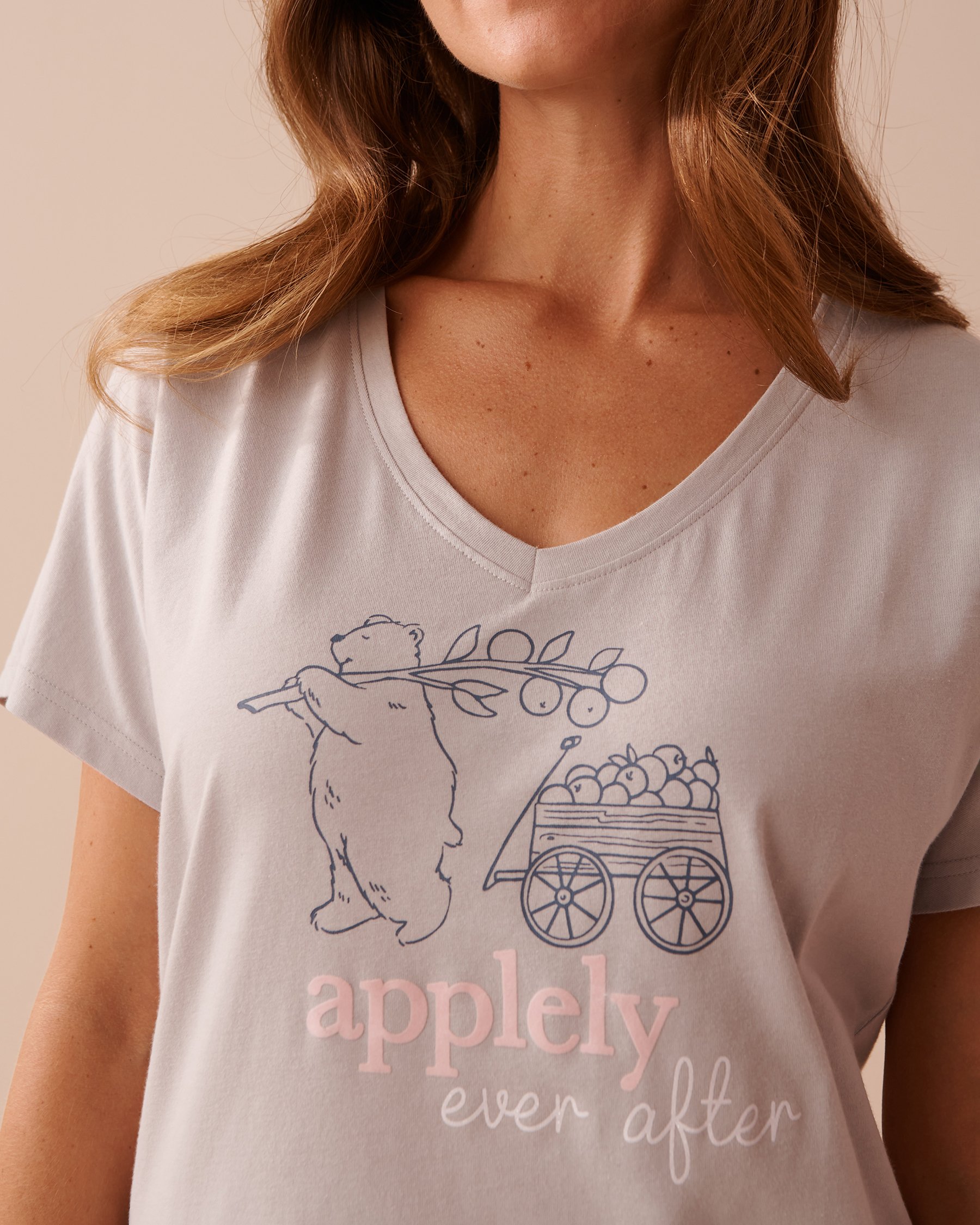 LA VIE EN ROSE Apple Print Cotton V-neck T-shirt Grey 40100609 - View3