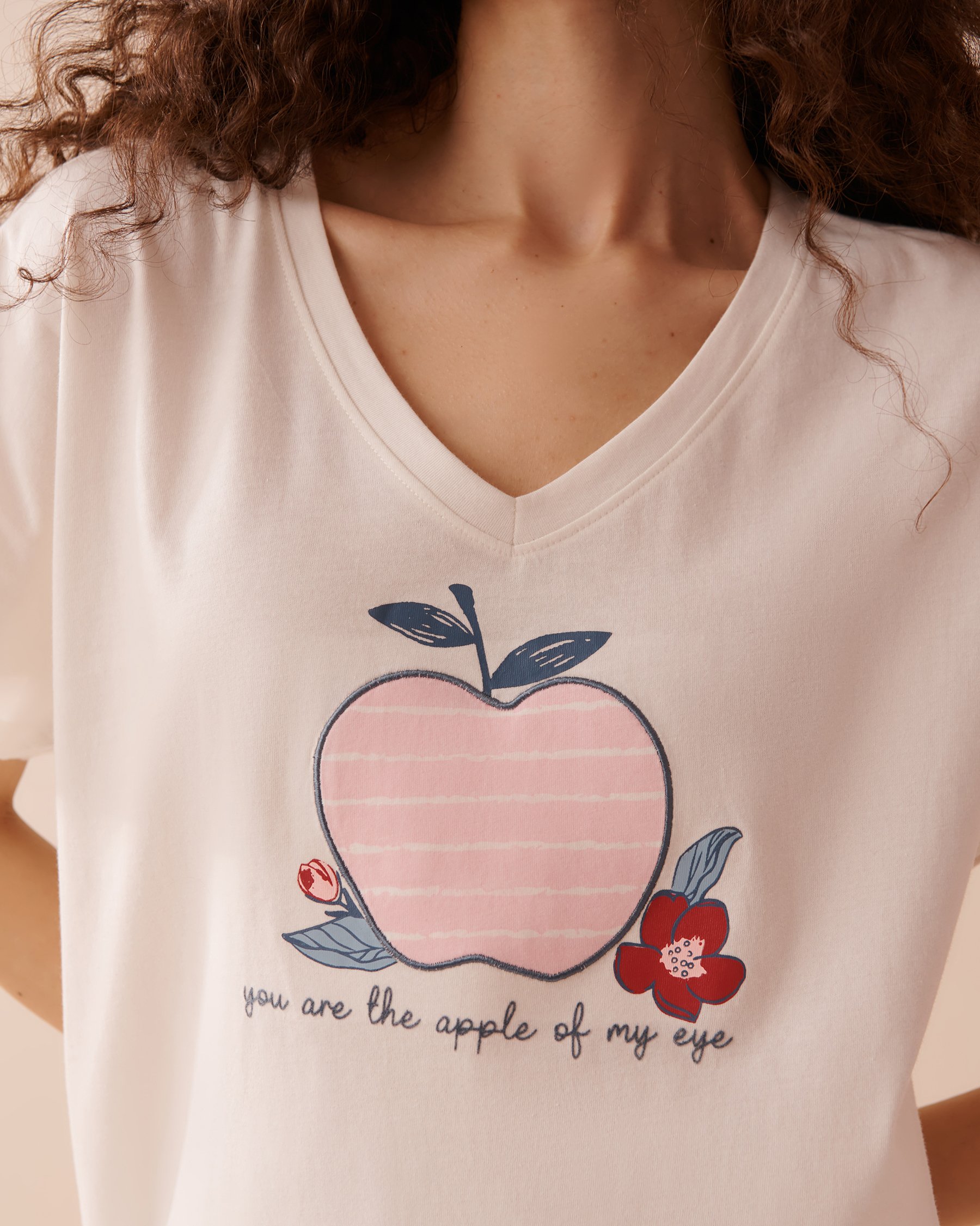 LA VIE EN ROSE Apple Print Cotton V-neck T-shirt White 40100609 - View4