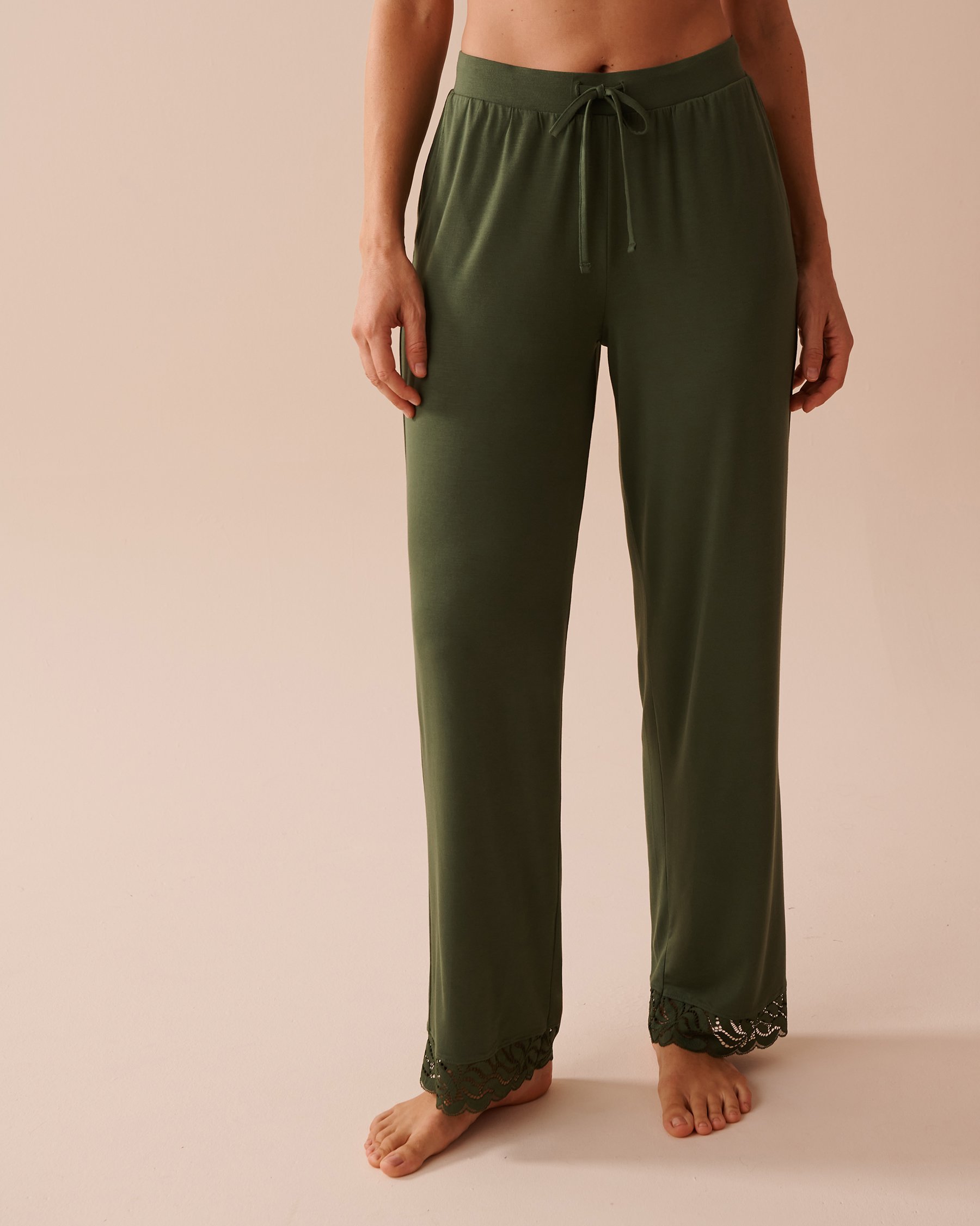 LA VIE EN ROSE Pantalon en modal avec détails en dentelle Vert thym 40200597 - Voir1