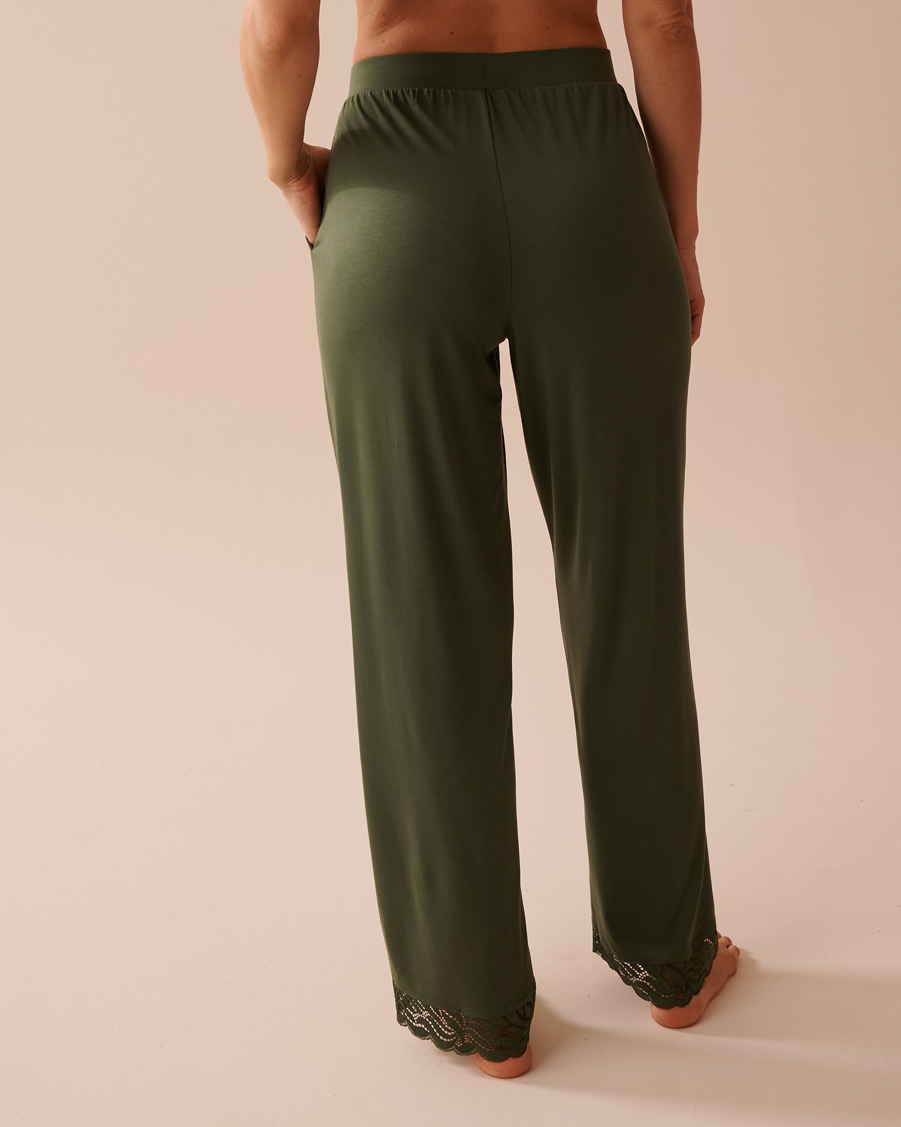 LA VIE EN ROSE Pantalon en modal avec détails en dentelle Vert thym 40200597 - Voir2