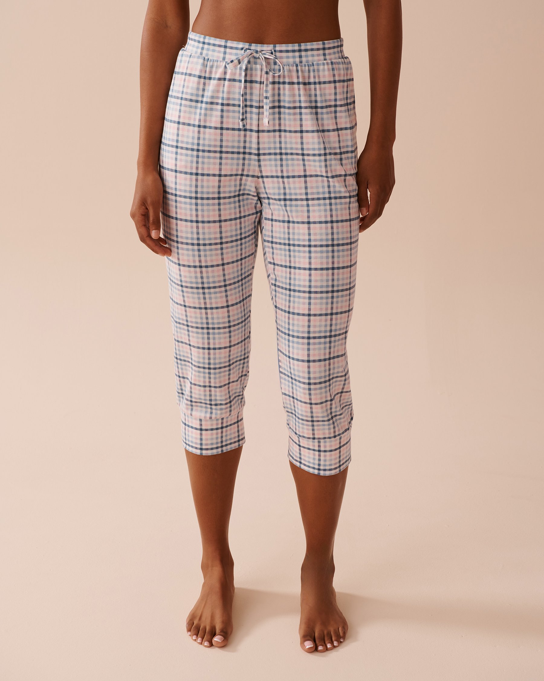 LA VIE EN ROSE Capri de pyjama ajusté en coton à carreaux bleus Carreaux bleus et roses 40200600 - Voir1