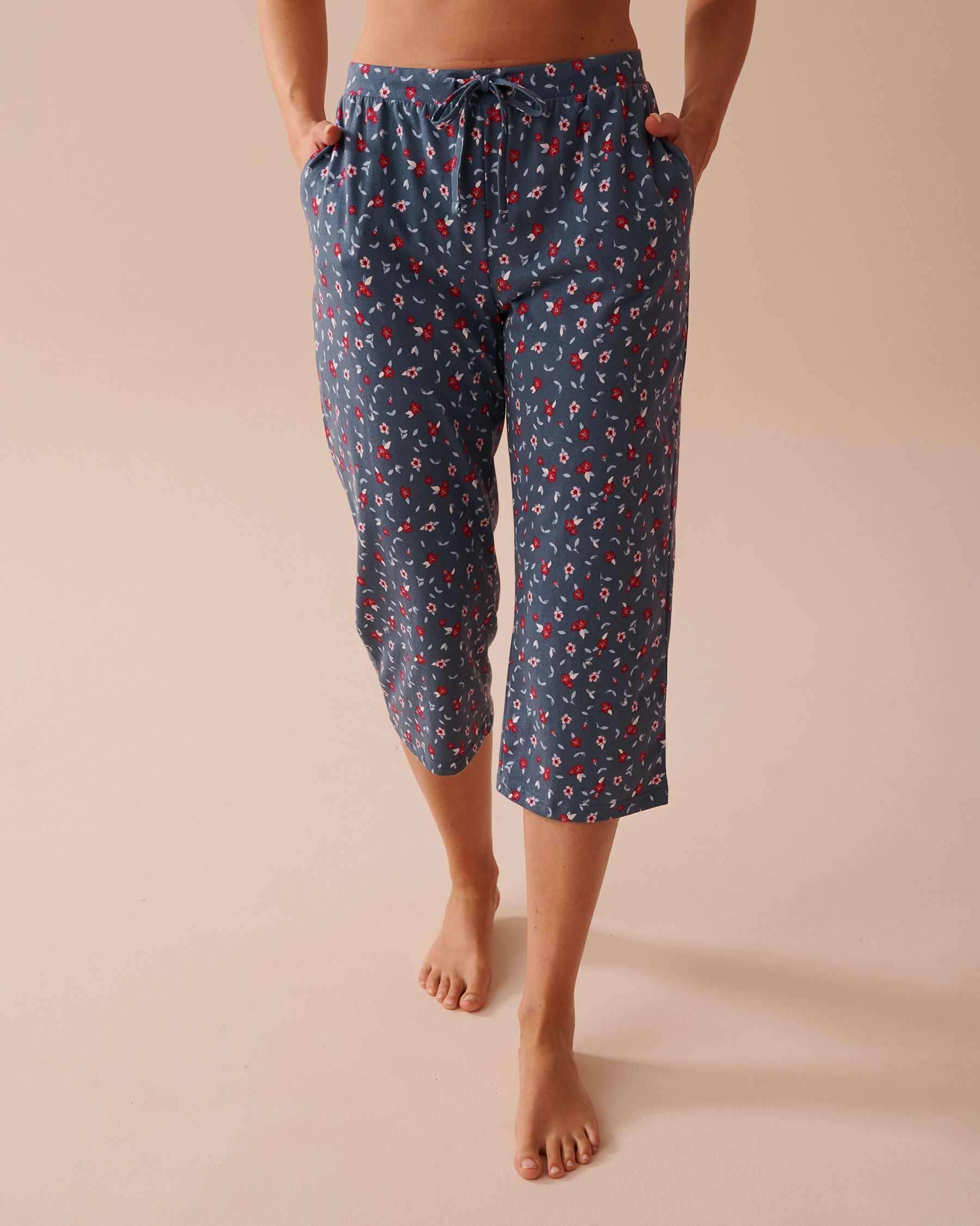 LA VIE EN ROSE Capri de pyjama en coton à fleurs Imprimé bleu à fleurs 40200601 - Voir1
