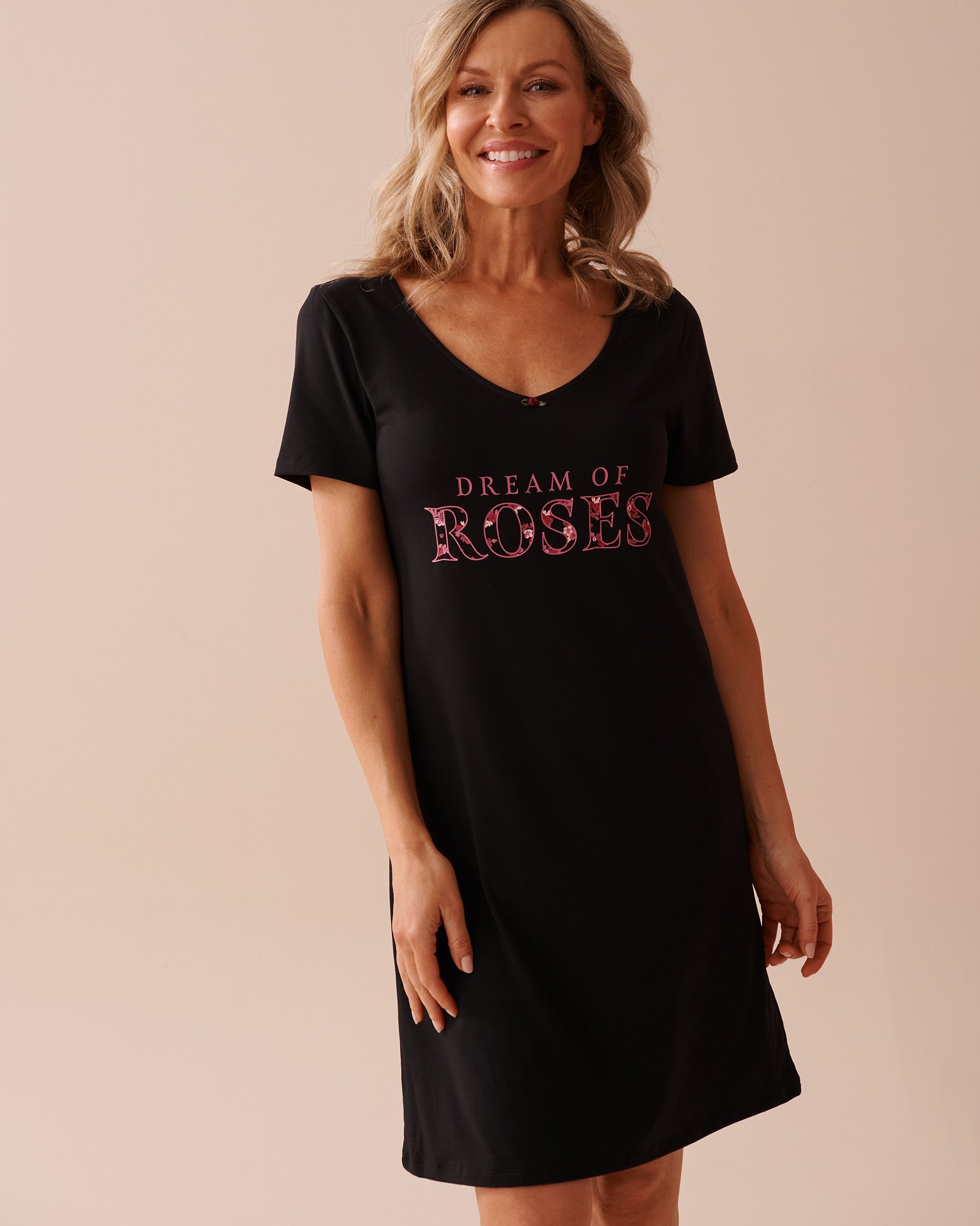 LA VIE EN ROSE Chemise de nuit ultra douce à roses Noir 40500365 - Voir1