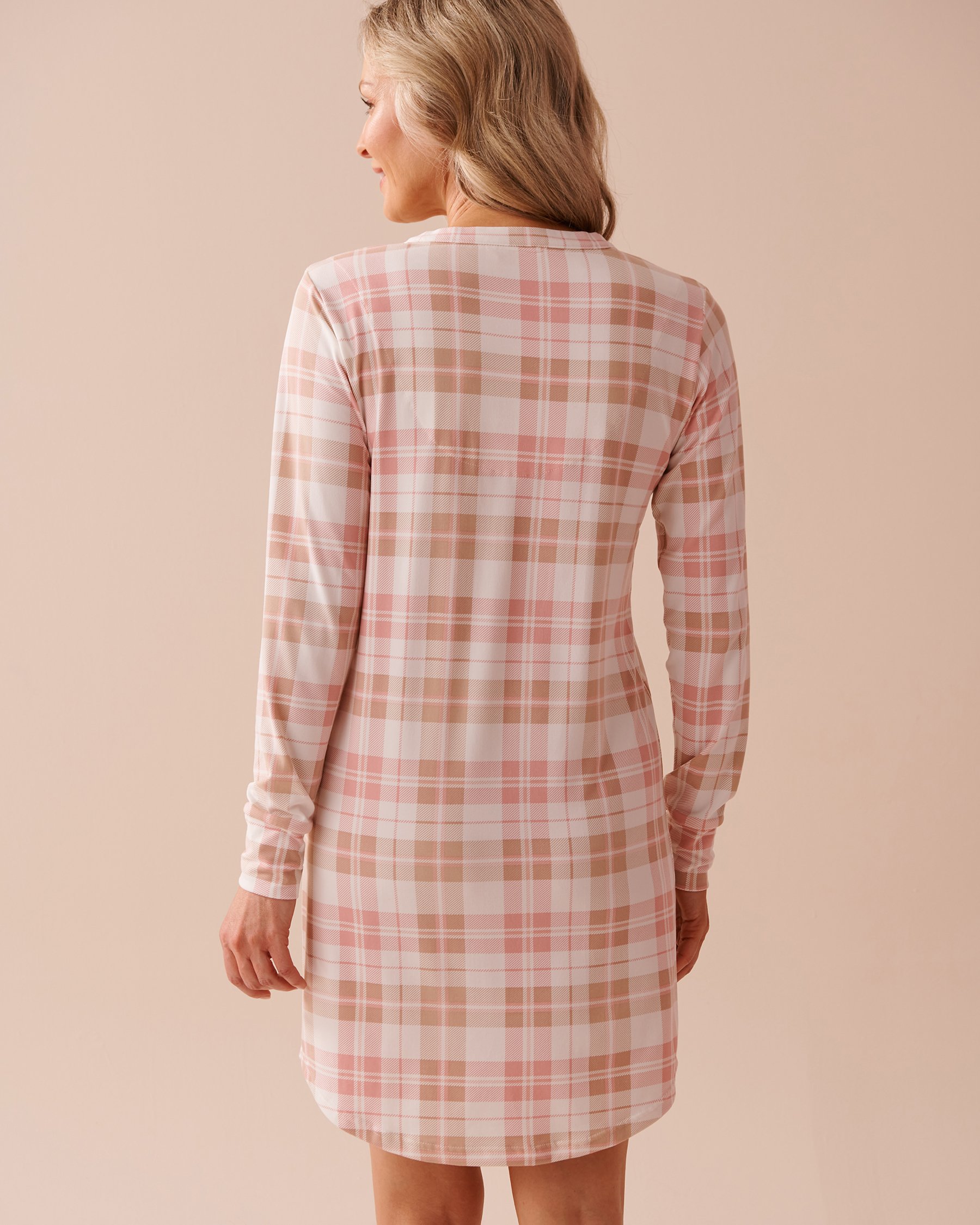 LA VIE EN ROSE Chemise de nuit manches longues ultra douce à carreaux roses Carreaux roses 40500369 - Voir2