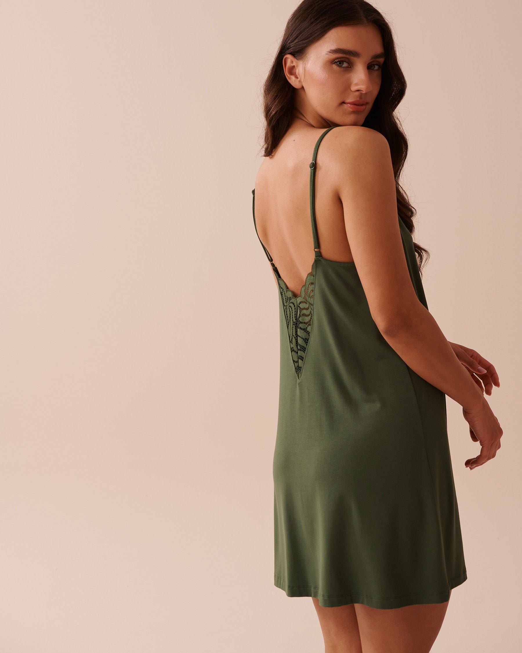 LA VIE EN ROSE Nuisette en modal avec détails en dentelle Vert thym 40500373 - Voir5