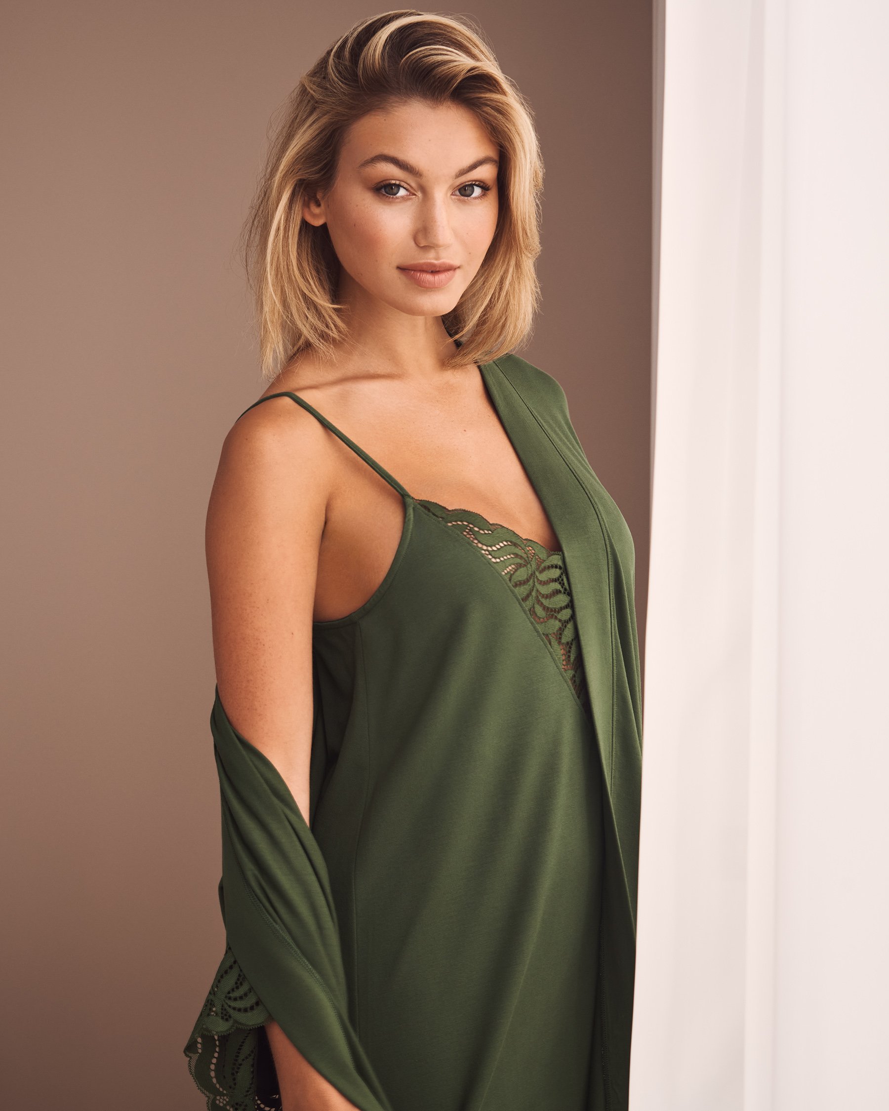LA VIE EN ROSE Nuisette en modal avec détails en dentelle Vert thym 40500373 - Voir1