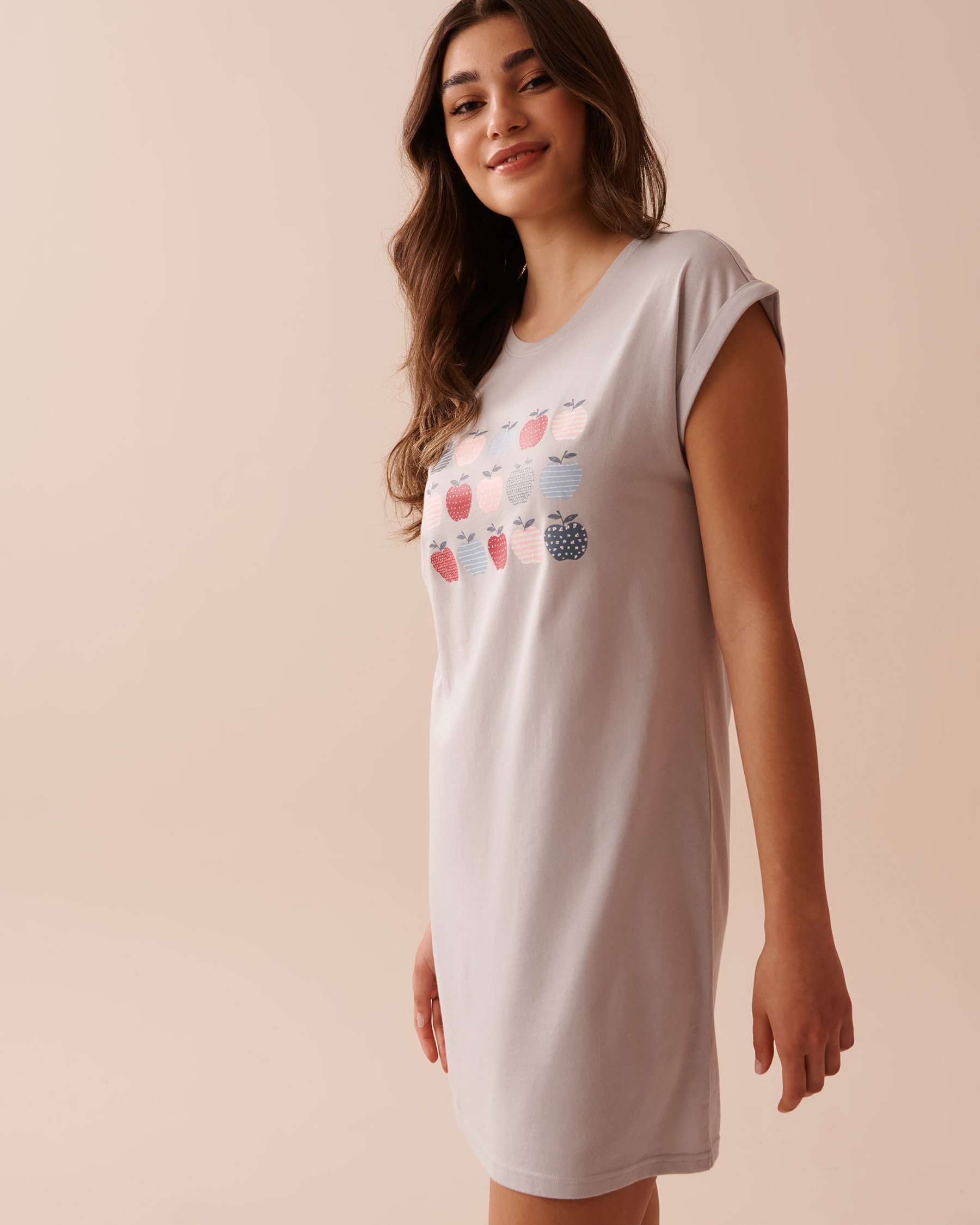 LA VIE EN ROSE Chemise de nuit manches courtes en coton à imprimé pomme Gris 40500374 - Voir1