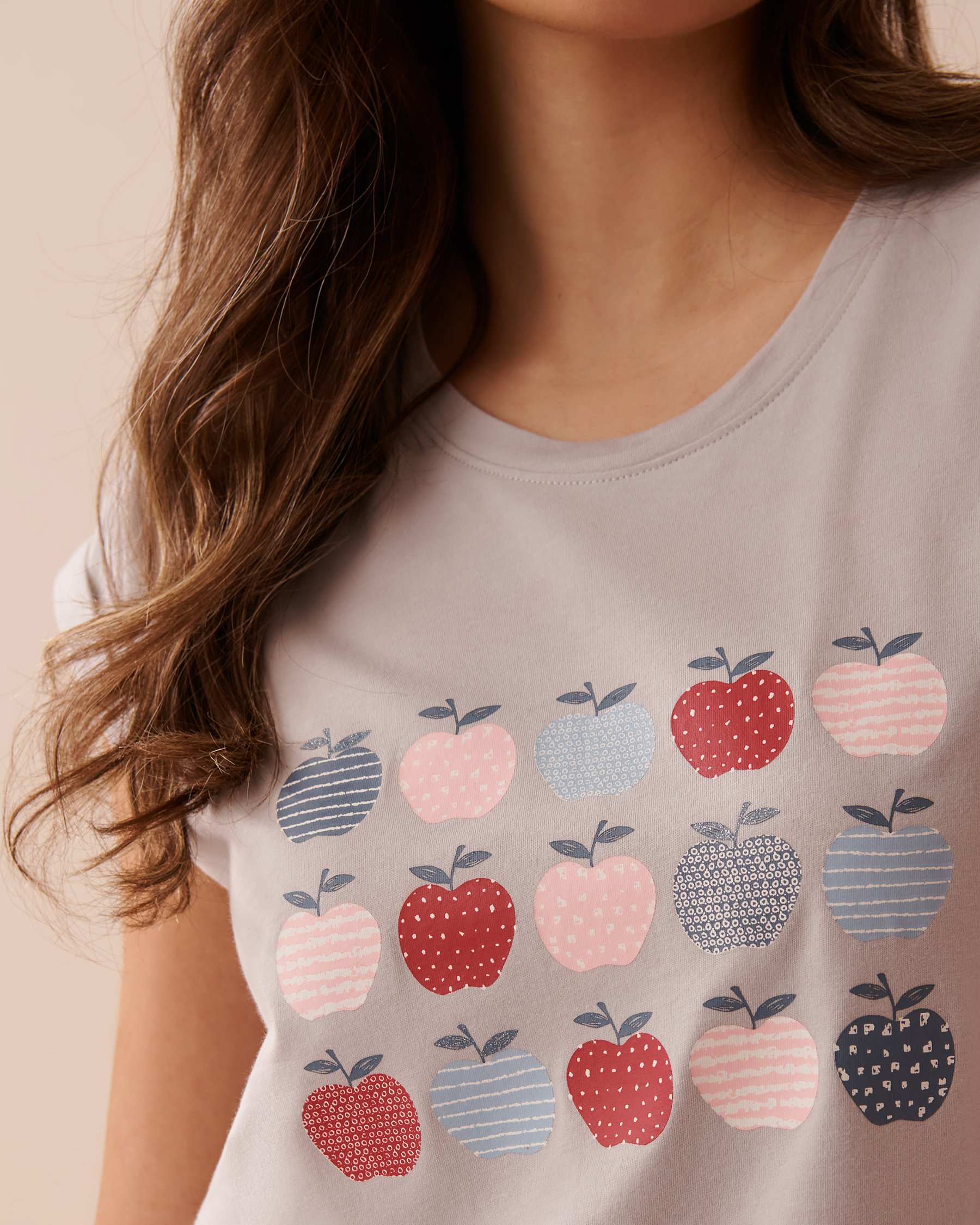LA VIE EN ROSE Chemise de nuit manches courtes en coton à imprimé pomme Gris 40500374 - Voir3