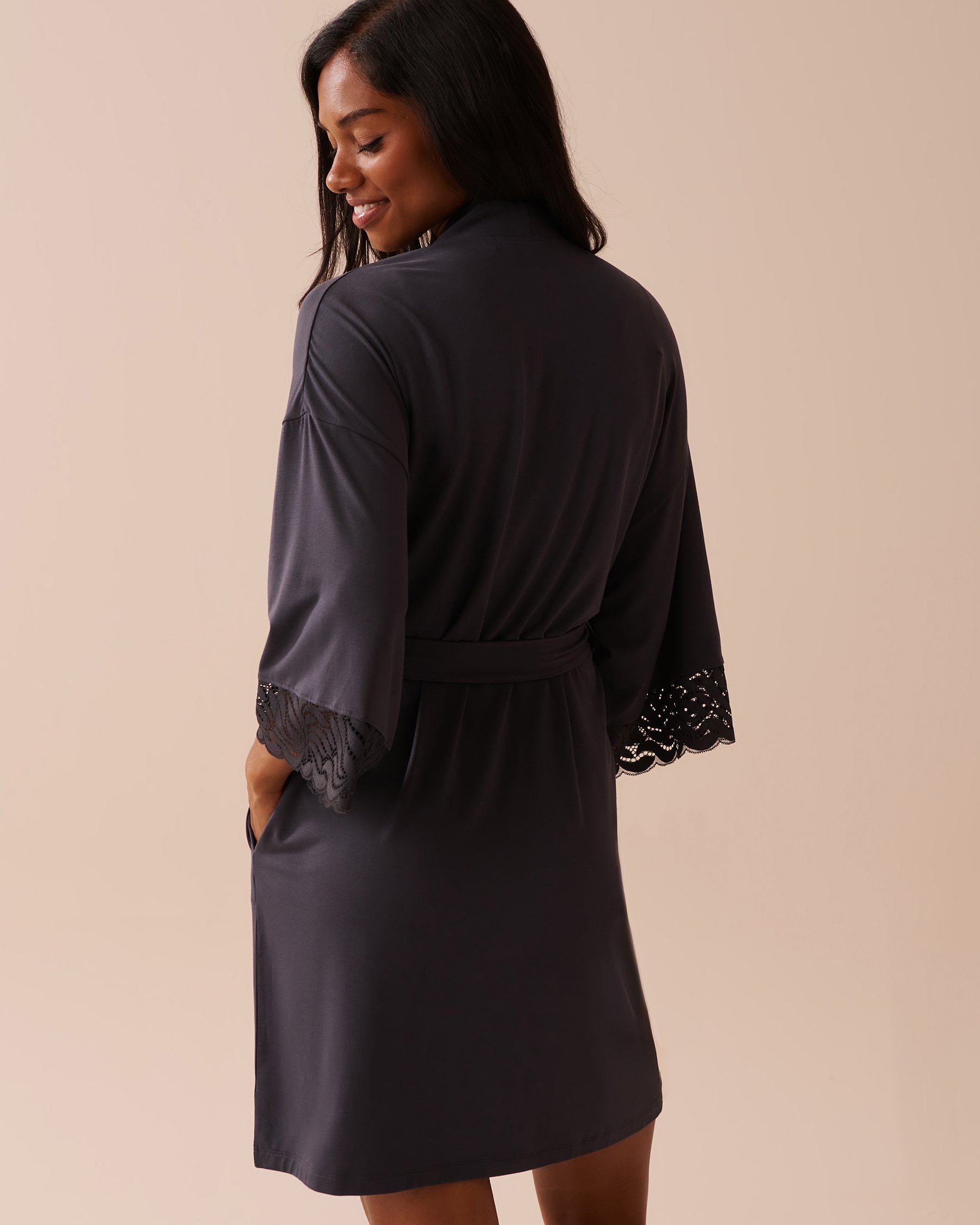 LA VIE EN ROSE Kimono en modal avec détails en dentelle Anthracite 40600177 - View2