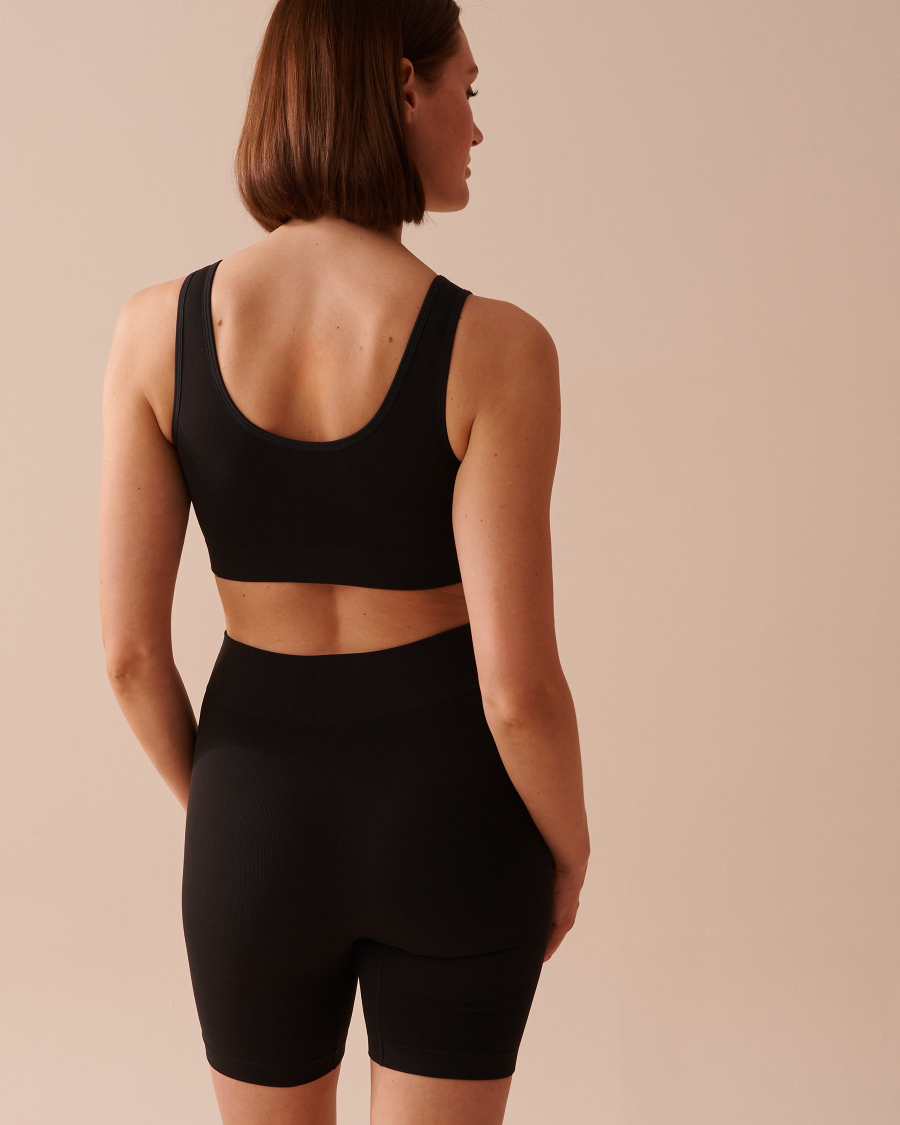 LA VIE EN ROSE Seamless Fabric Crop Cami Black 50100091 - View2