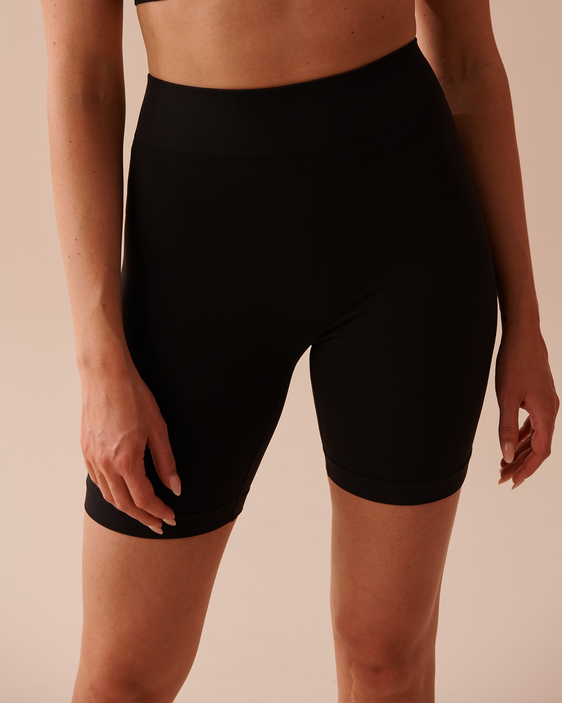 LA VIE EN ROSE Short taille haute en tissu sans coutures Noir 50200078 - Voir1