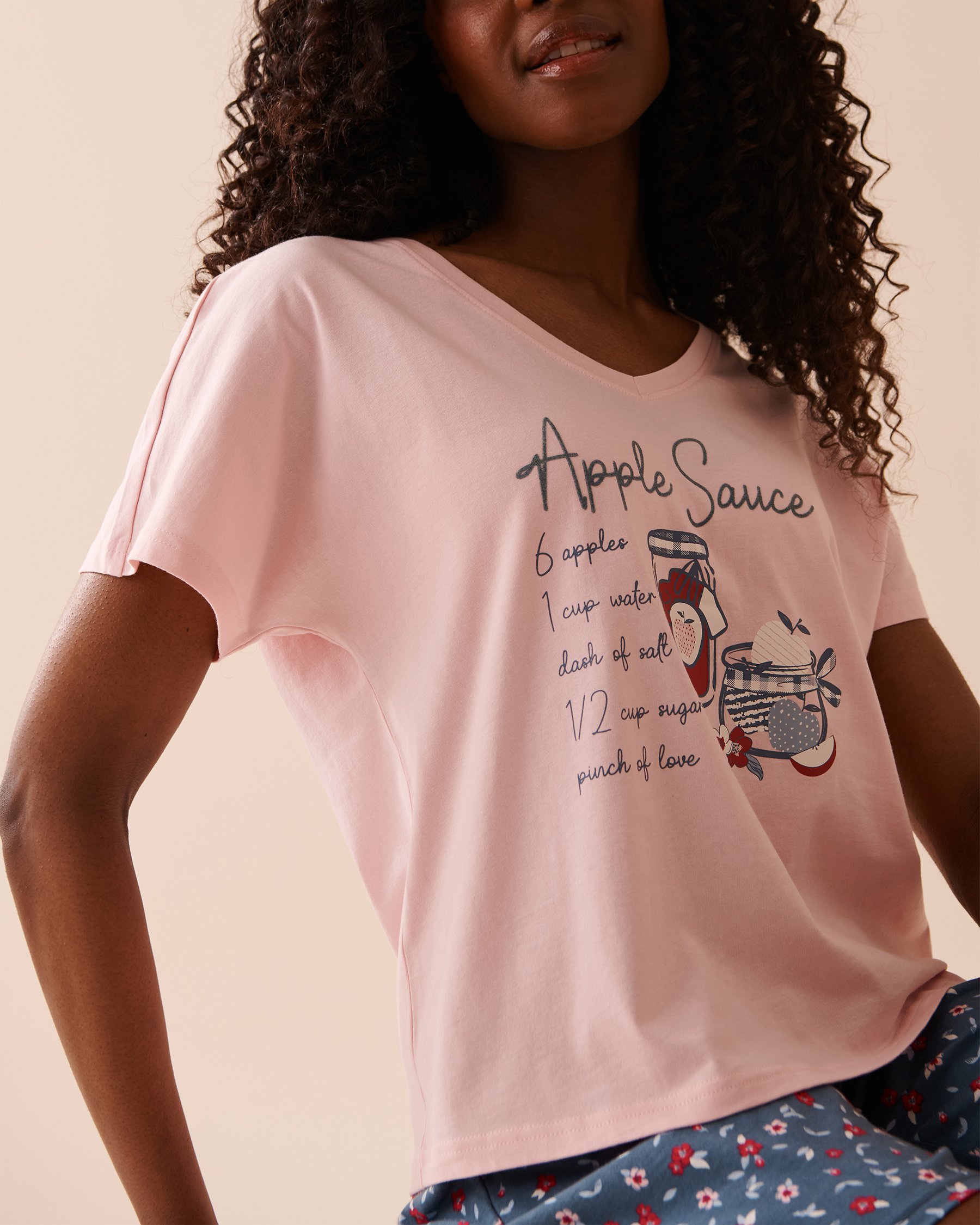 LA VIE EN ROSE Apple Print Cotton V-neck T-shirt Light pink 40100609 - View1