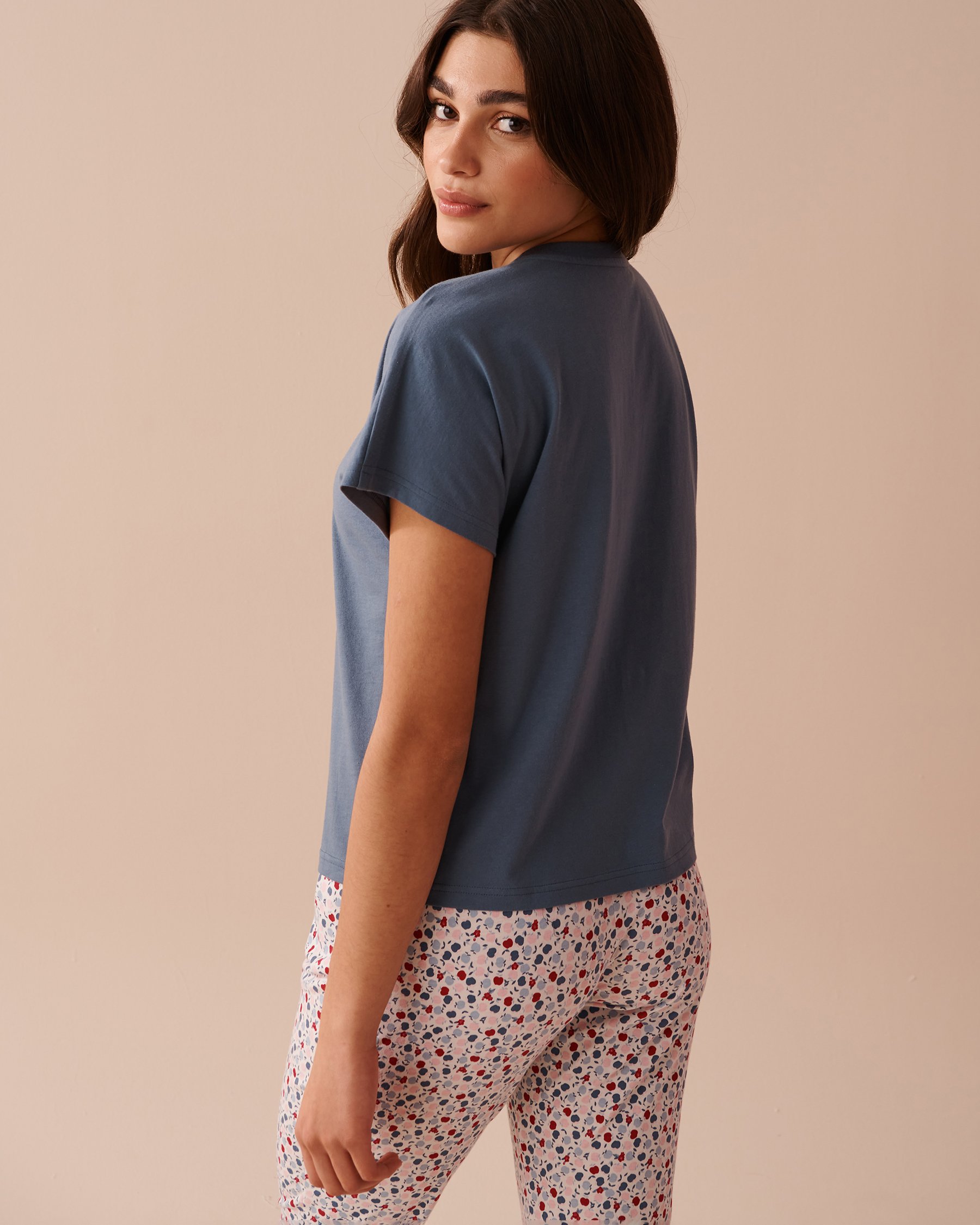LA VIE EN ROSE Apple Print Cotton V-neck T-shirt Misty Blue 40100609 - View2