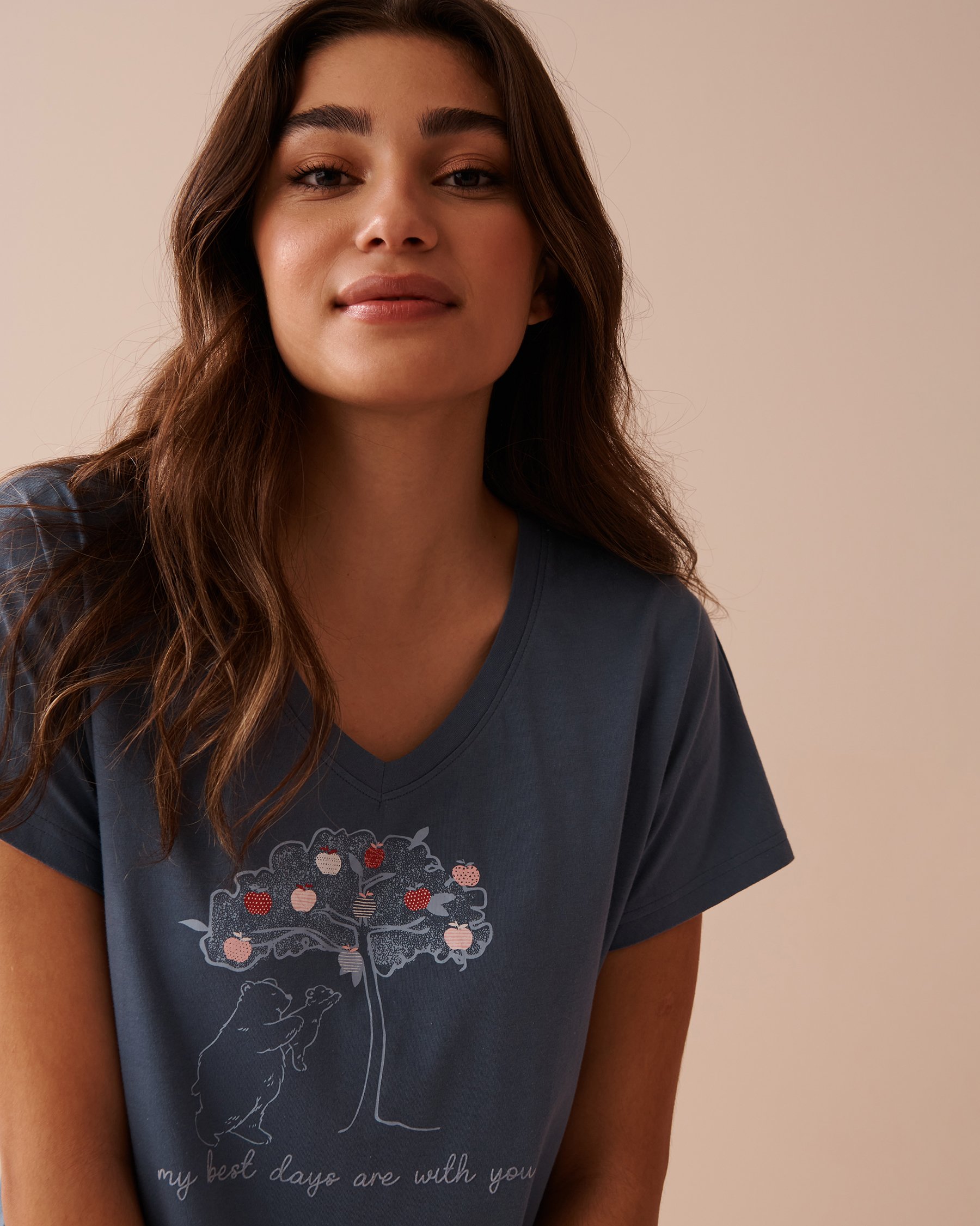 LA VIE EN ROSE Apple Print Cotton V-neck T-shirt Misty Blue 40100609 - View3
