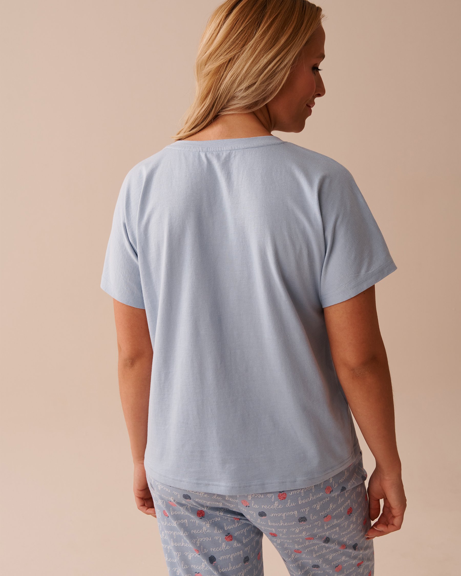 LA VIE EN ROSE Apple Print Cotton V-neck T-shirt Misty Blue 40100609 - View2