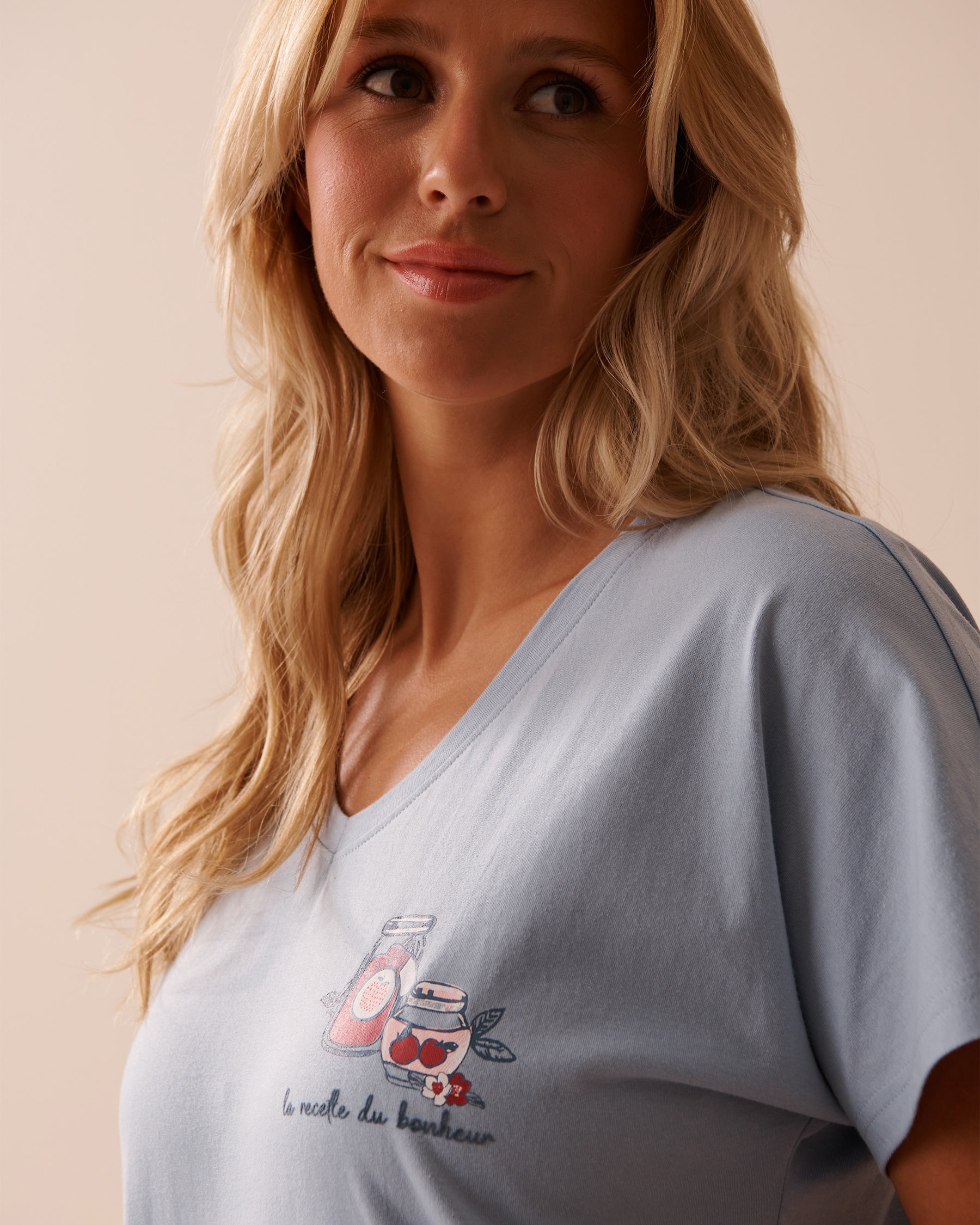 LA VIE EN ROSE Apple Print Cotton V-neck T-shirt Misty Blue 40100609 - View3