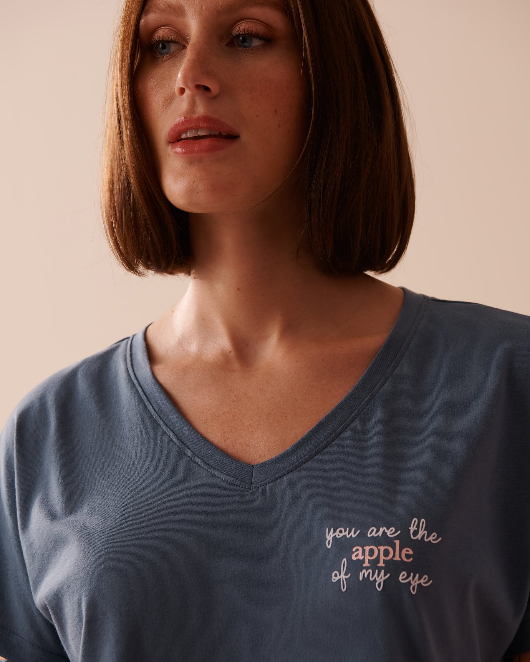 LA VIE EN ROSE Apple Print Cotton V-neck T-shirt Misty Blue 40100609 - View3