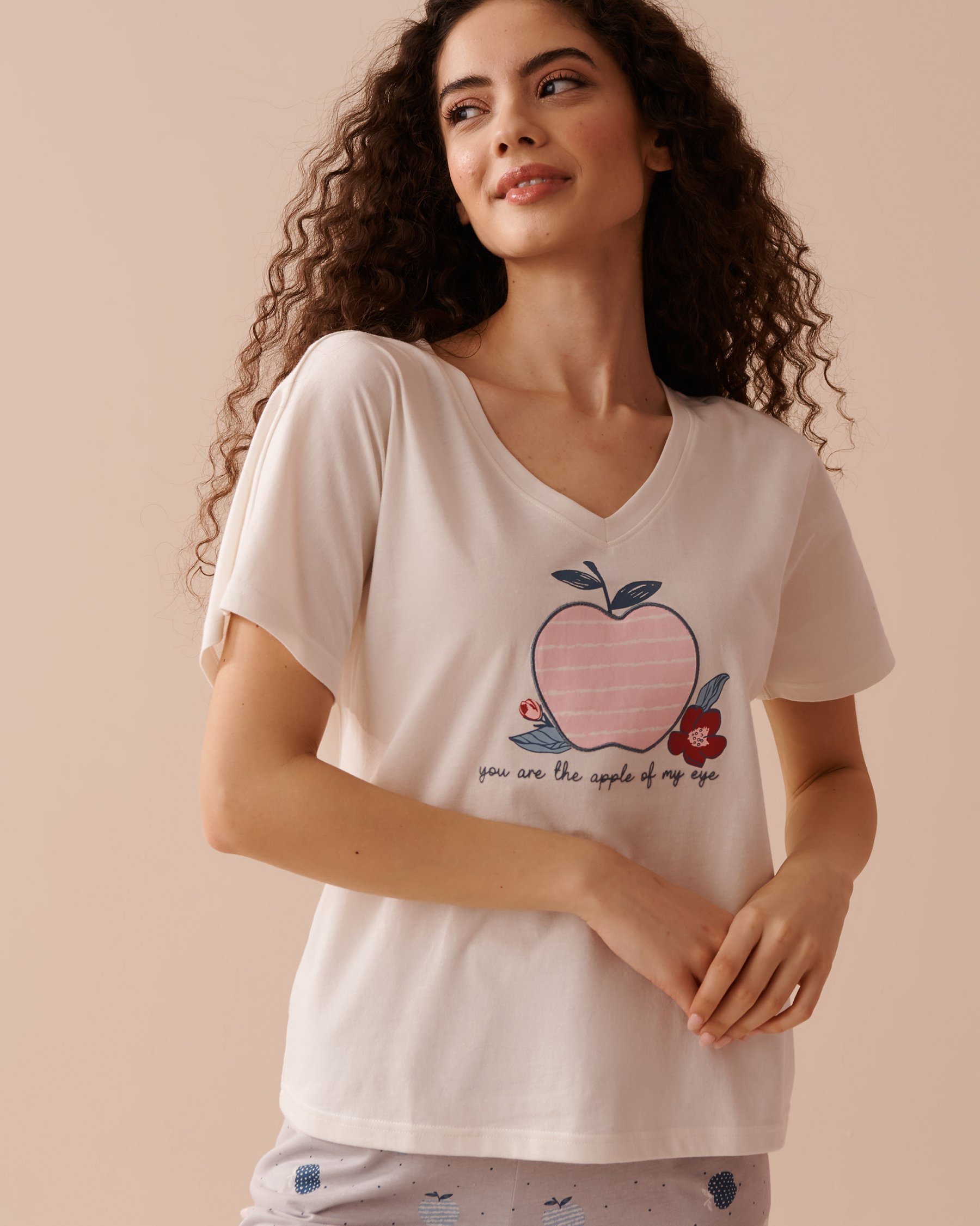 LA VIE EN ROSE Apple Print Cotton V-neck T-shirt White 40100609 - View3