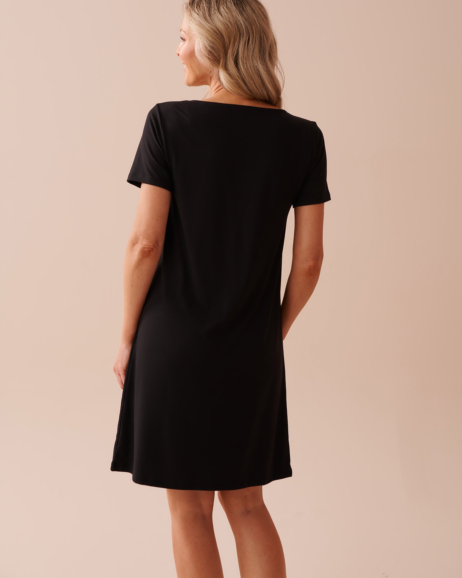 LA VIE EN ROSE Chemise de nuit ultra douce à roses Noir 40500365 - View2