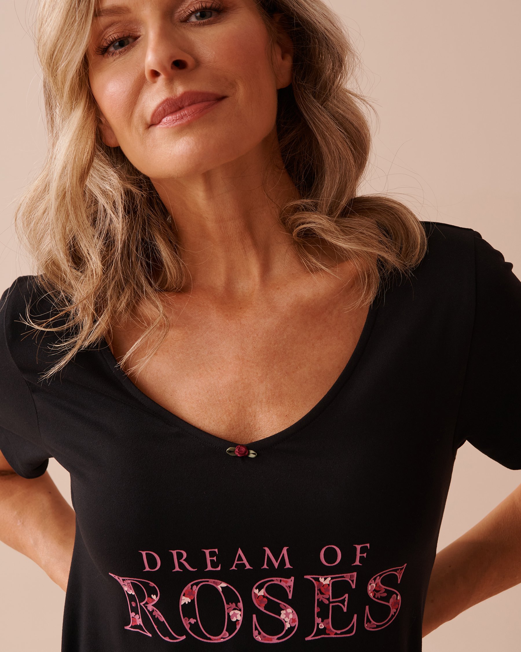 LA VIE EN ROSE Chemise de nuit ultra douce à roses Noir 40500365 - View3