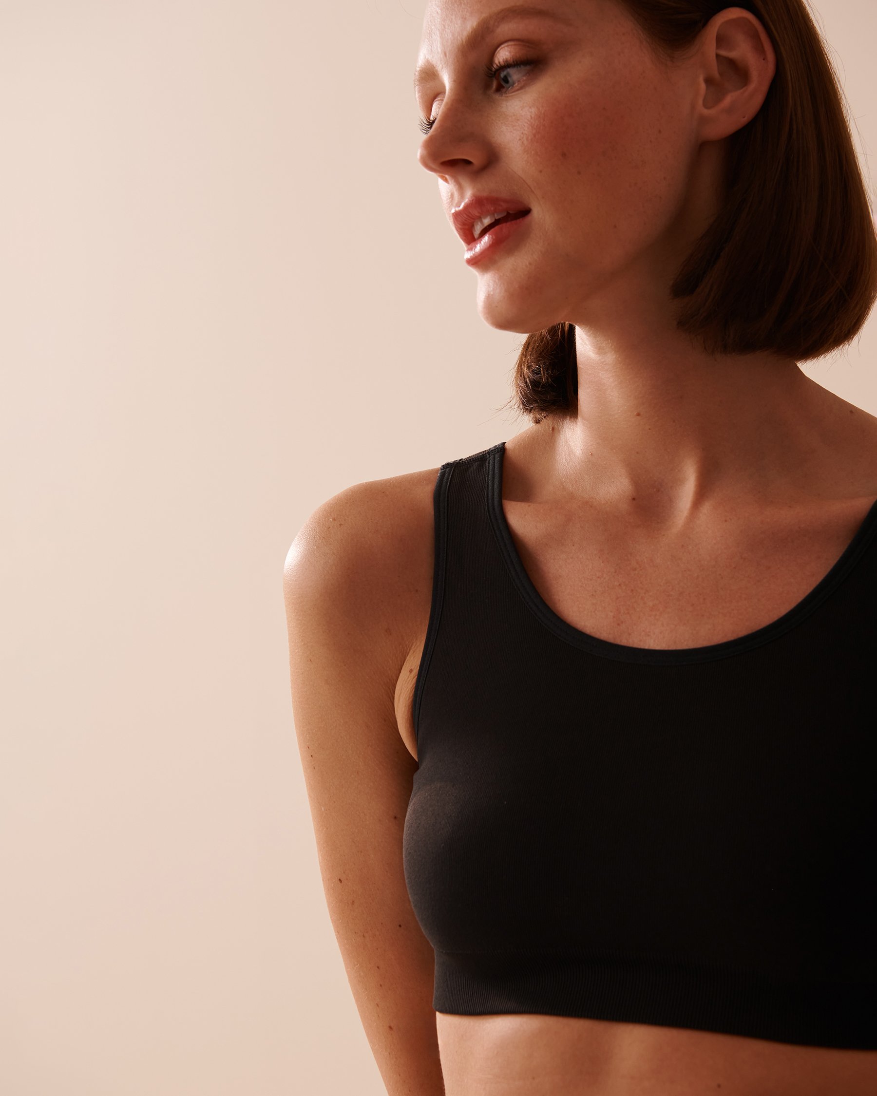 LA VIE EN ROSE Camisole courte en tissu sans coutures Noir 50100091 - Voir3