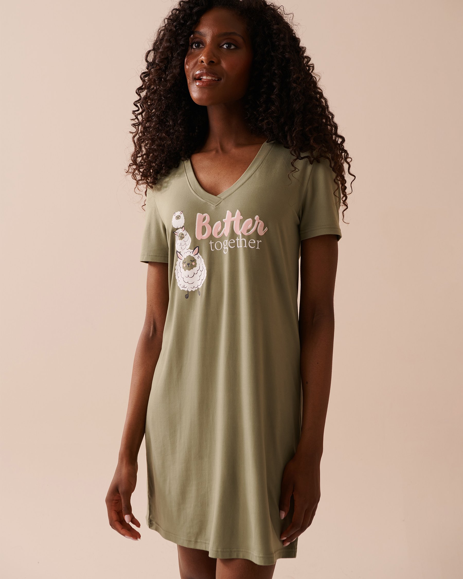 LA VIE EN ROSE Chemise de nuit ultra douce à imprimé mouton Vert olive 40500371 - View1