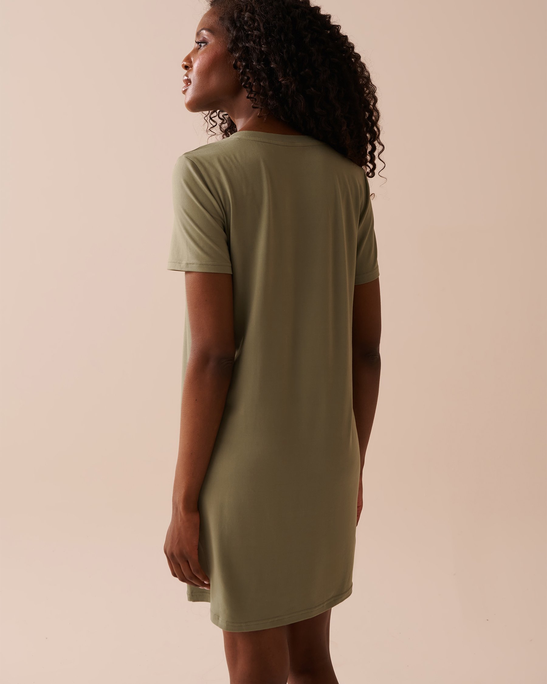 LA VIE EN ROSE Chemise de nuit ultra douce à imprimé mouton Vert olive 40500371 - View2