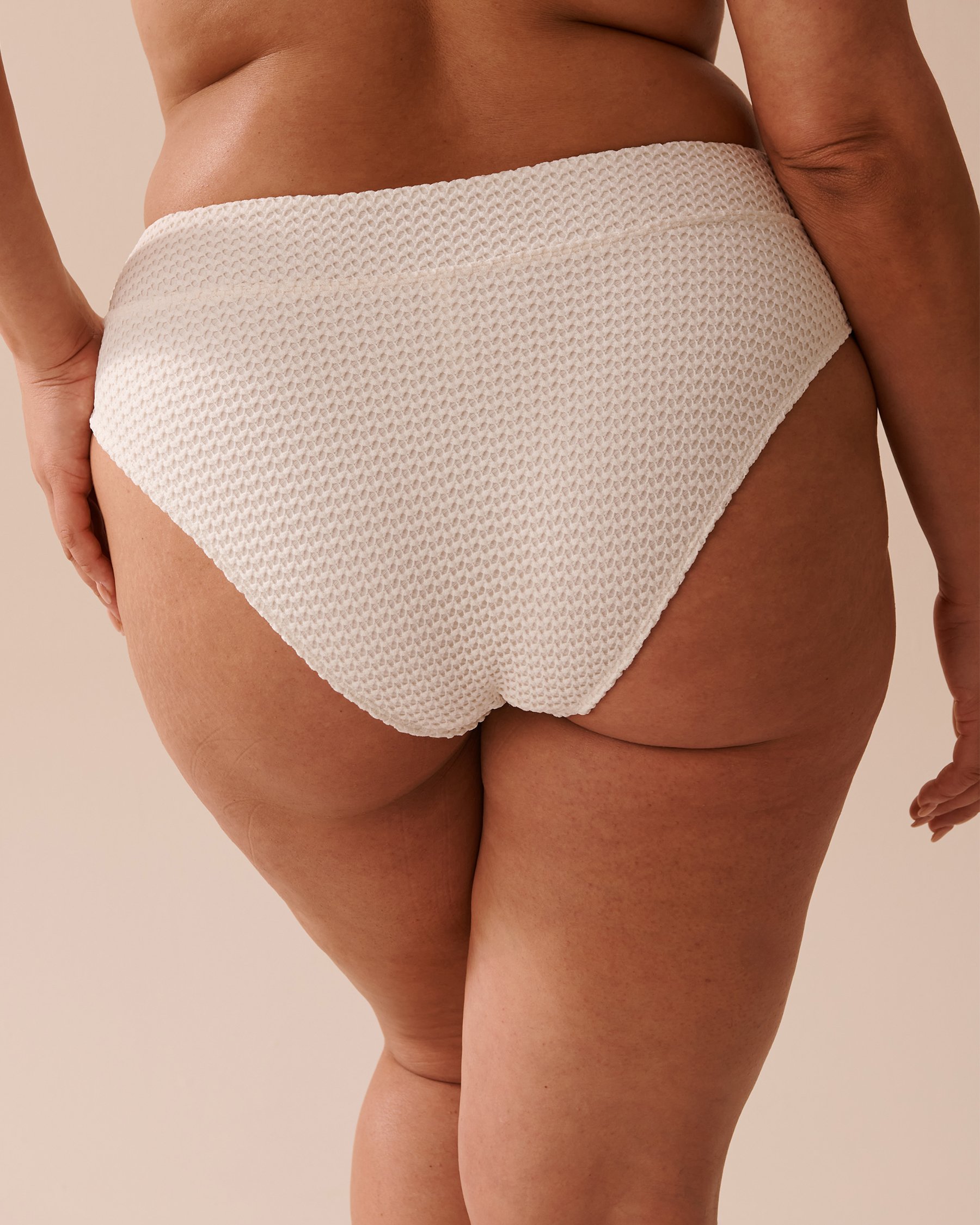 LA VIE EN ROSE AQUA Bas de bikini cheeky coupe échancrée en crochet COCONUT MILK Lait de coco 70300594 - View5