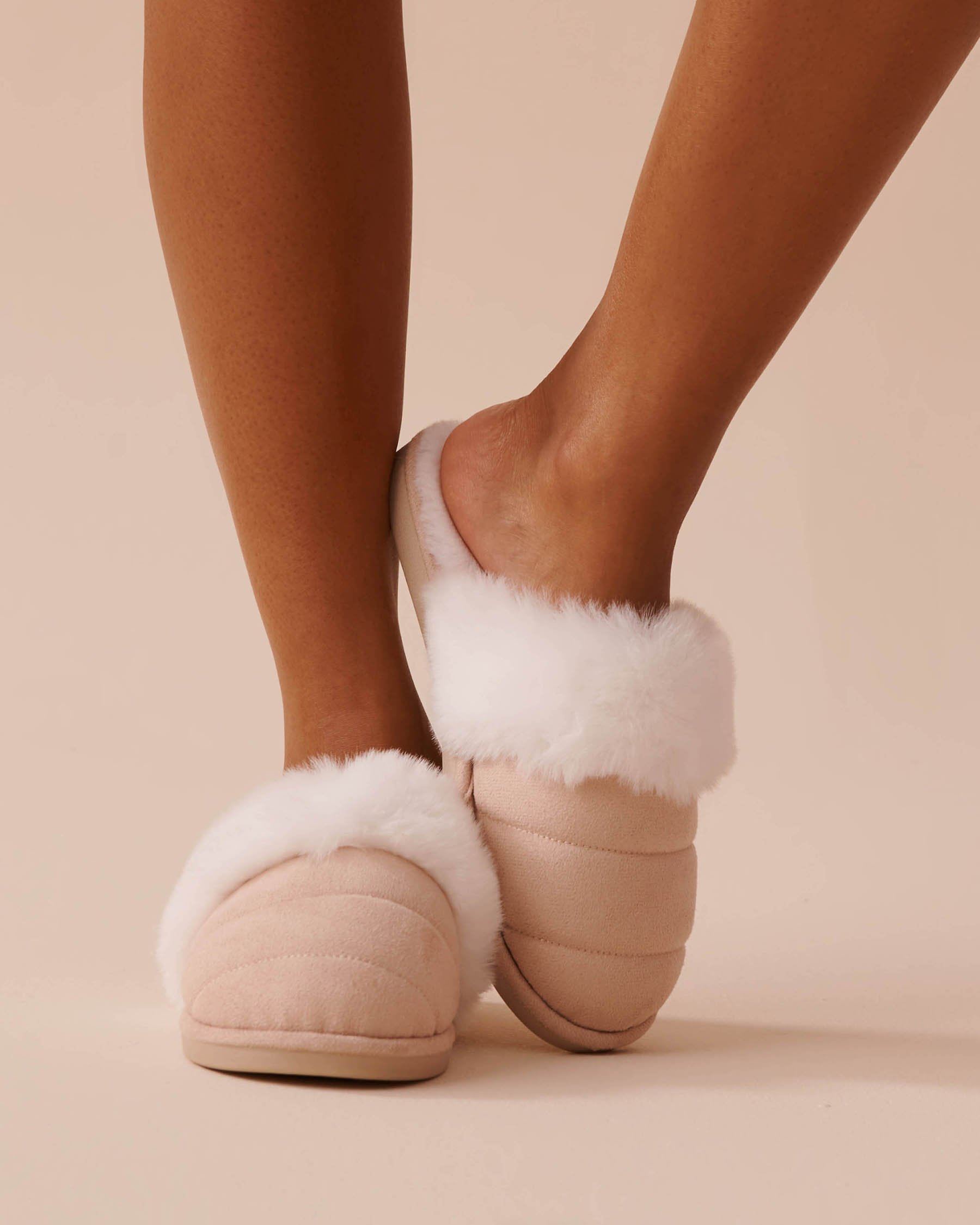LA VIE EN ROSE Pantoufles mules en suède et fausse fourrure Beige 40700341 - Voir1