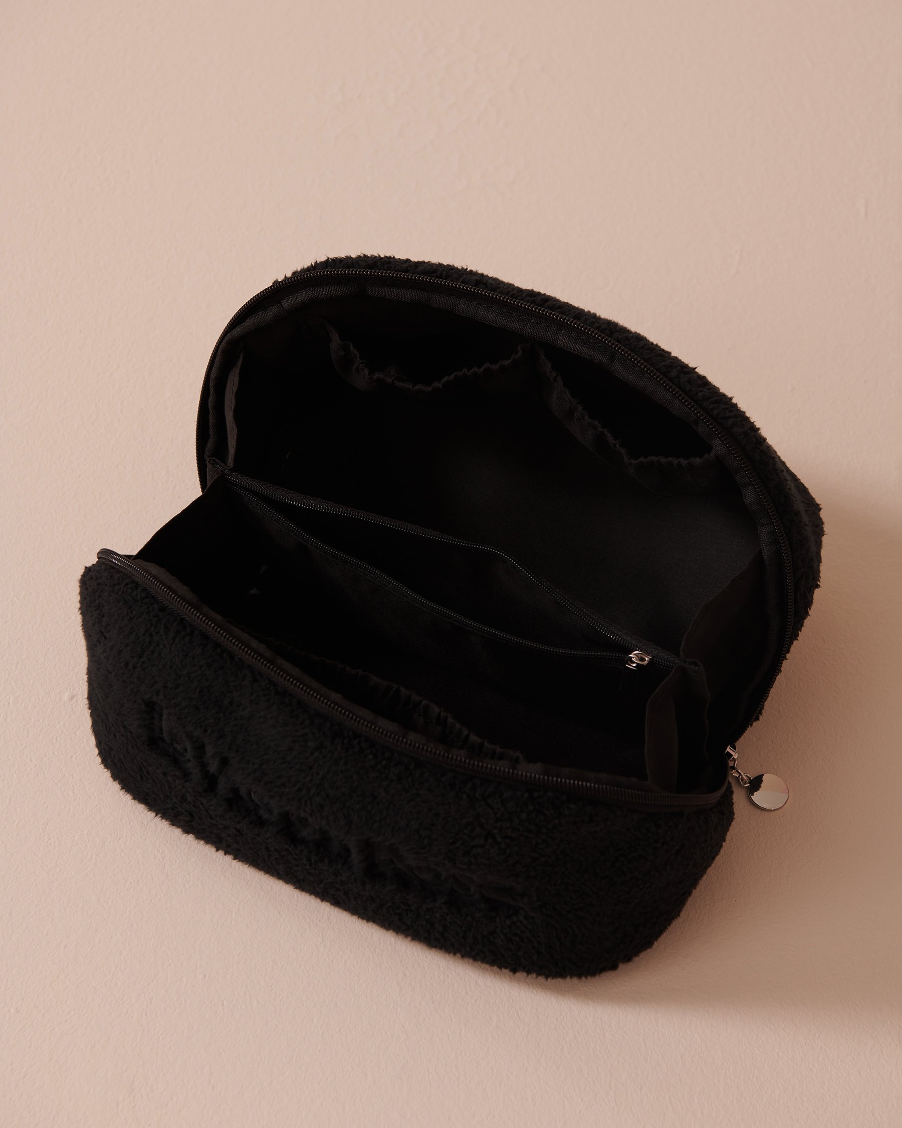 LA VIE EN ROSE Sherpa Cosmetic Bag Black 40700342 - View2