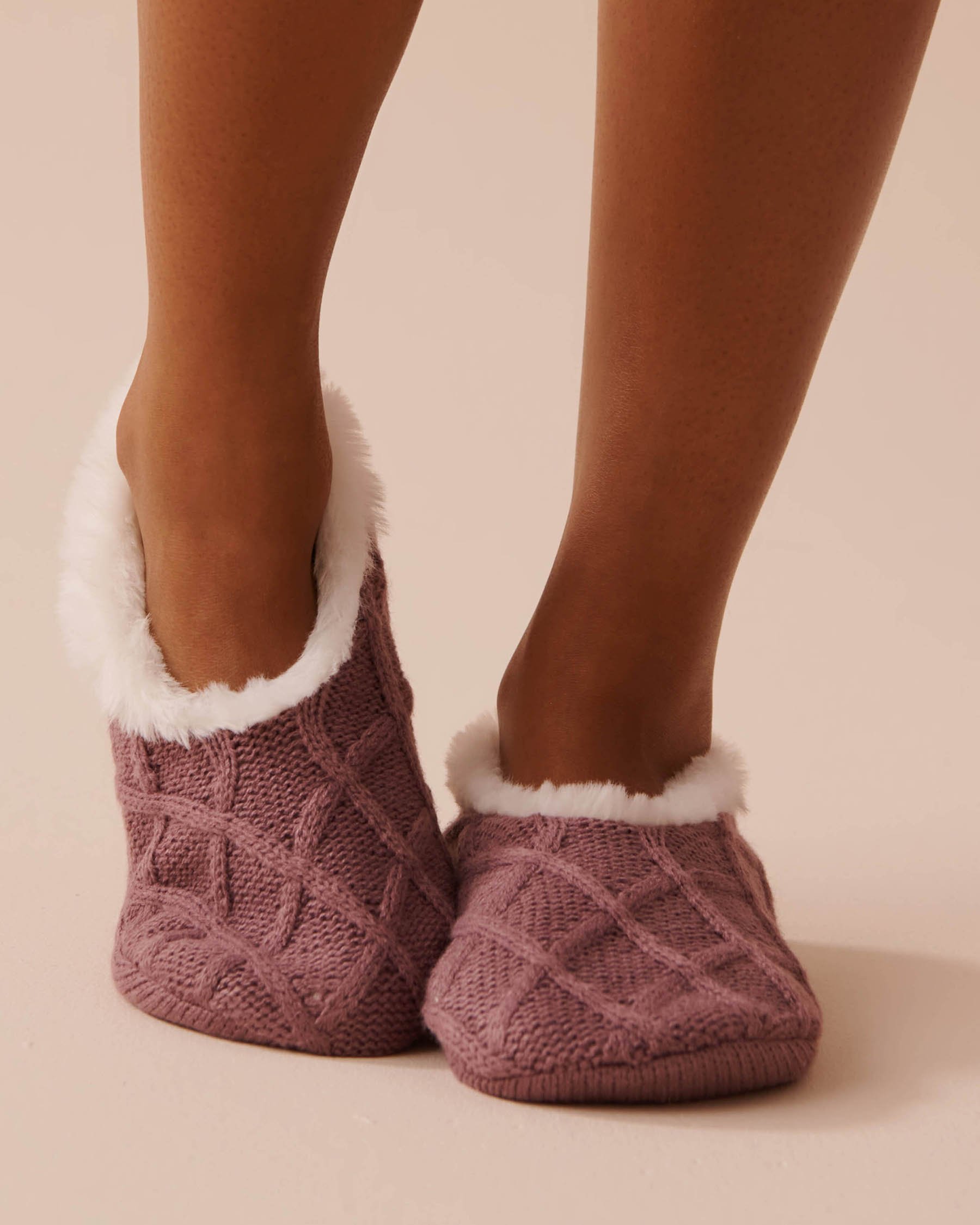 LA VIE EN ROSE Bas pantoufles en tricot torsadé et fausse fourrure Orchidée 40700344 - Voir1