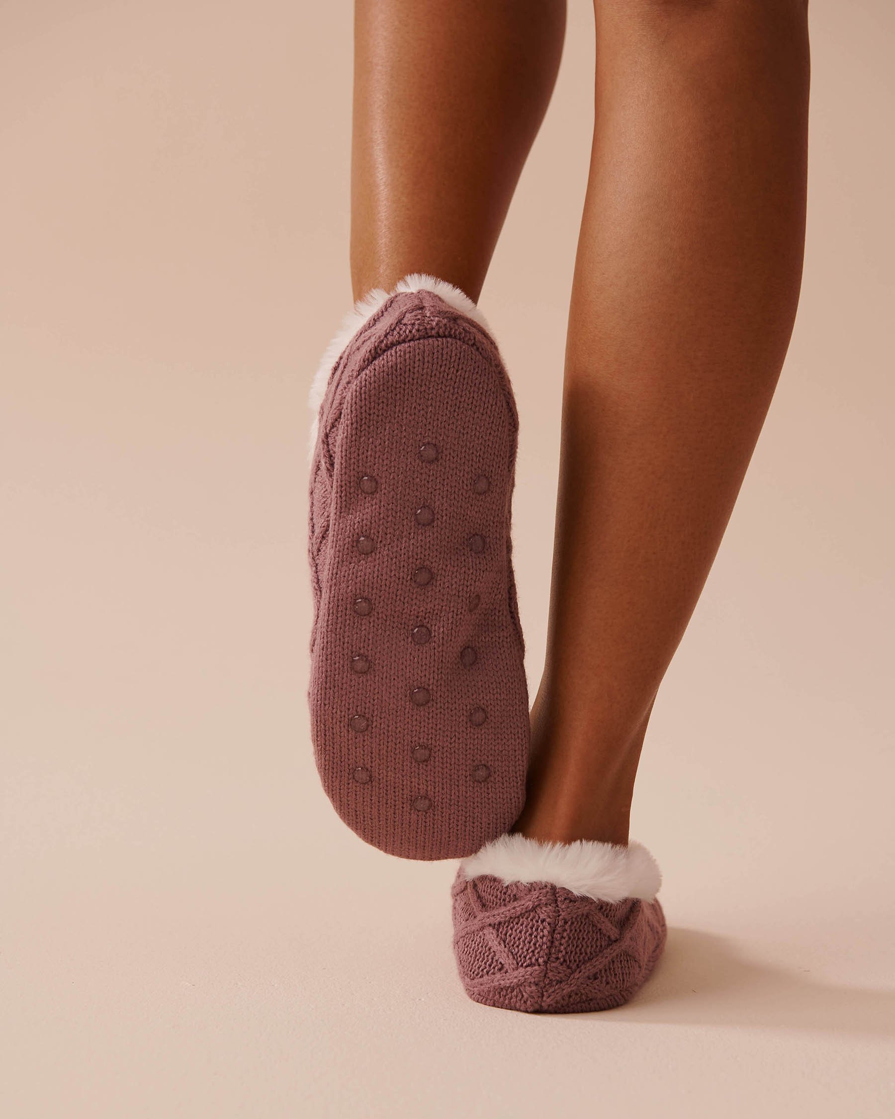 LA VIE EN ROSE Bas pantoufles en tricot torsadé et fausse fourrure Orchidée 40700344 - Voir2