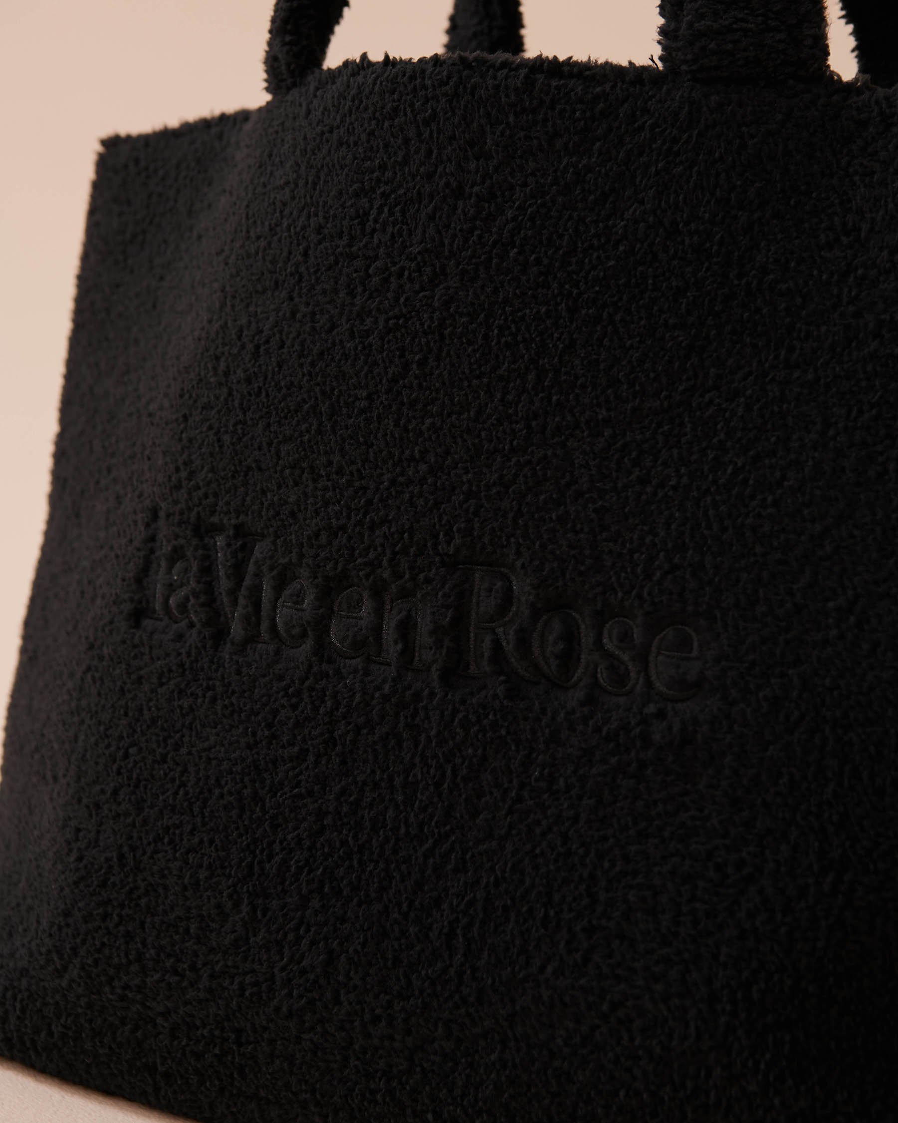 LA VIE EN ROSE Sherpa Tote Bag Black 40700345 - View4