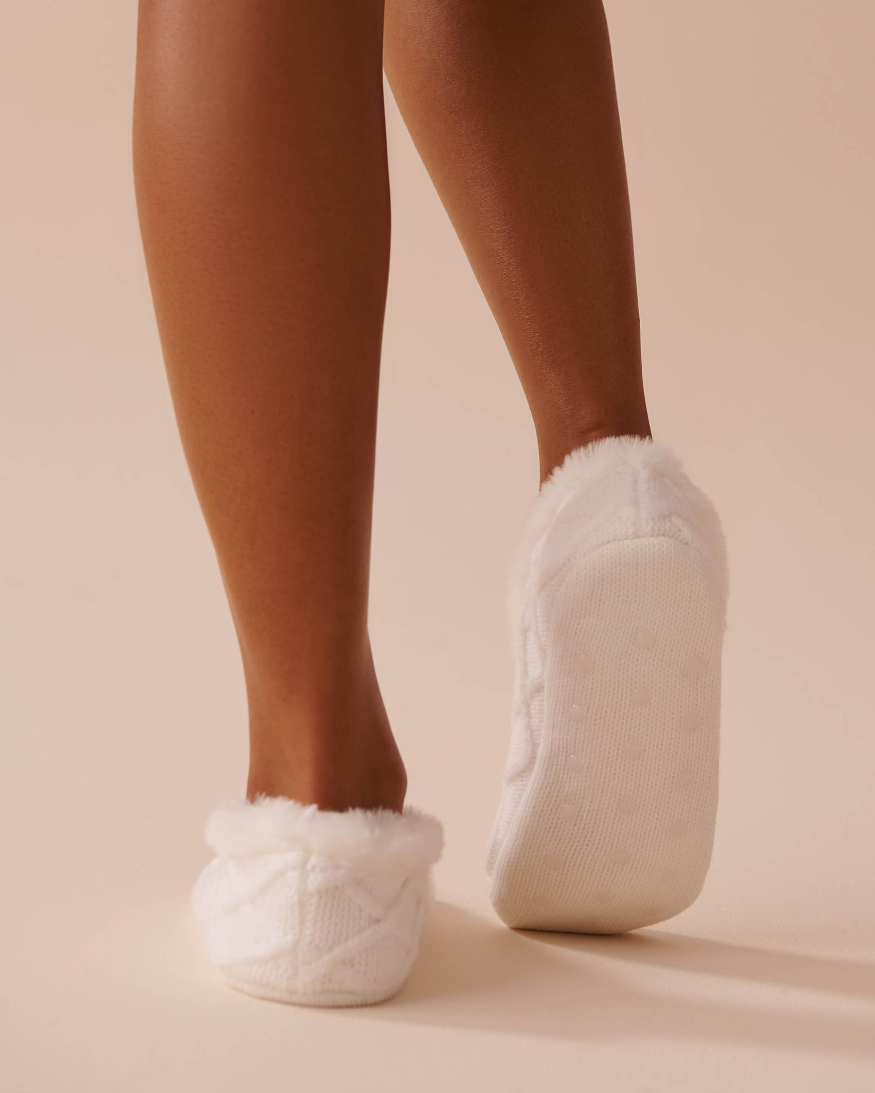 LA VIE EN ROSE Cable-Knit and Faux Fur Slipper Socks White 40700344 - View2