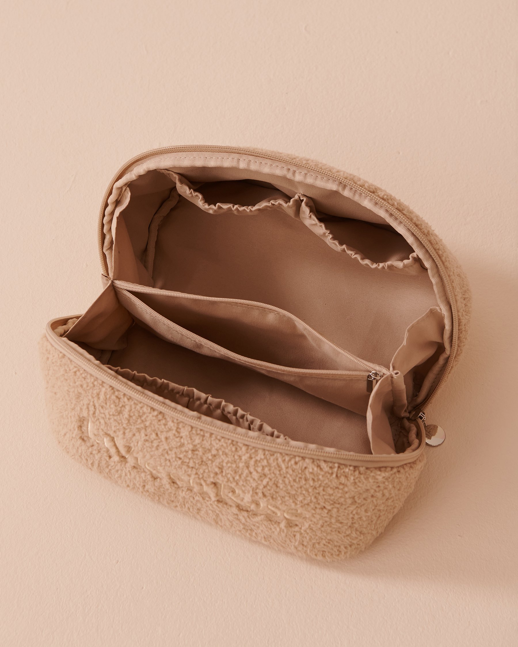 LA VIE EN ROSE Trousse à cosmétiques en sherpa Beige 40700342 - View2