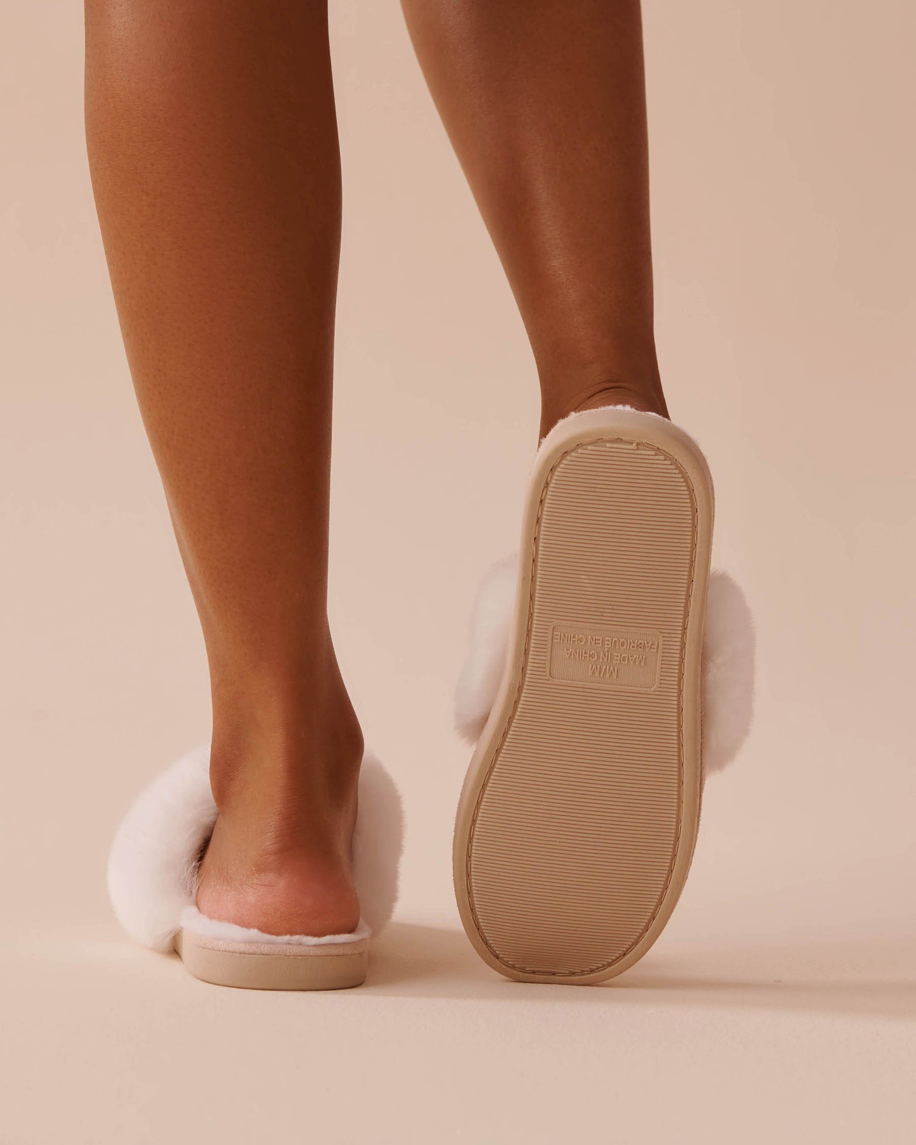 LA VIE EN ROSE Pantoufles mules en suède et fausse fourrure Beige 40700341 - View2